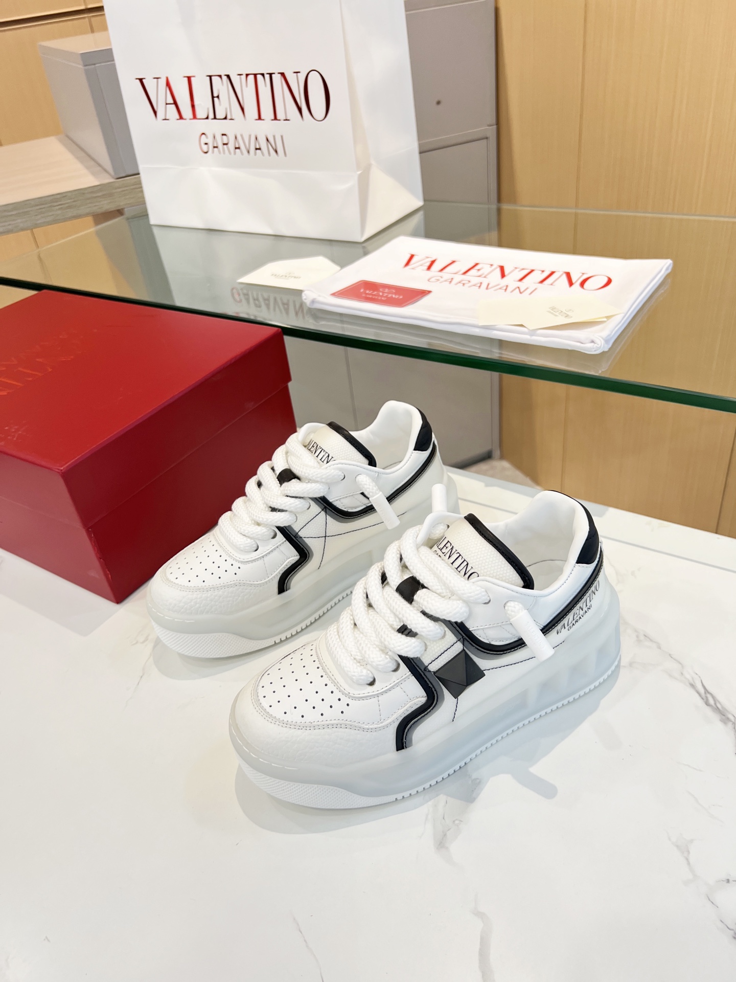 𝑽𝒂𝒍𝒆𝒏𝒕𝒊𝒏𝒐 Valentino 𝑶𝒏𝒆𝑺𝒕𝒖𝒅 Colección de zapatillas para parejas Valentino New Coupl