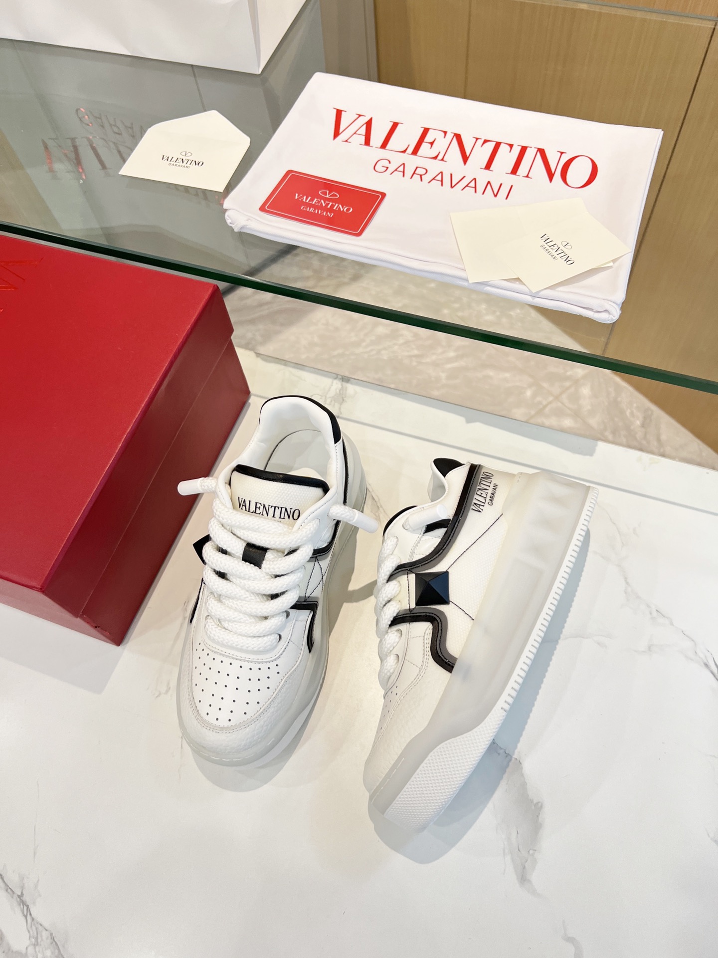 𝑽𝒂𝒍𝒆𝒏𝒕𝒊𝒏𝒐 Valentino 𝑶𝒏𝒆𝑺𝒕𝒖𝒅 Colección de zapatillas para parejas Valentino New Coupl