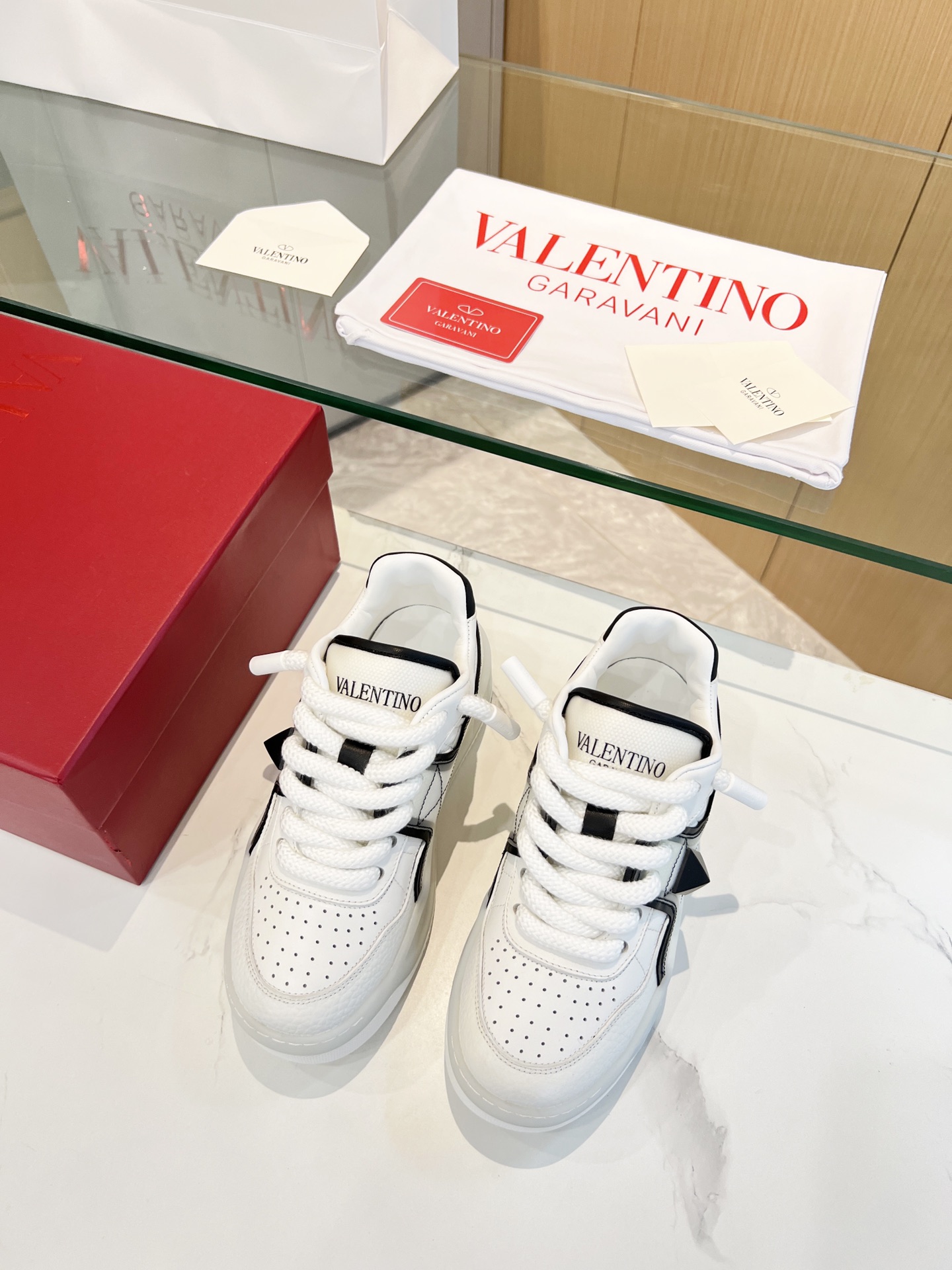 𝑽𝒂𝒍𝒆𝒏𝒕𝒊𝒏𝒐 Valentino 𝑶𝒏𝒆𝑺𝒕𝒖𝒅 Colección de zapatillas para parejas Valentino New Coupl