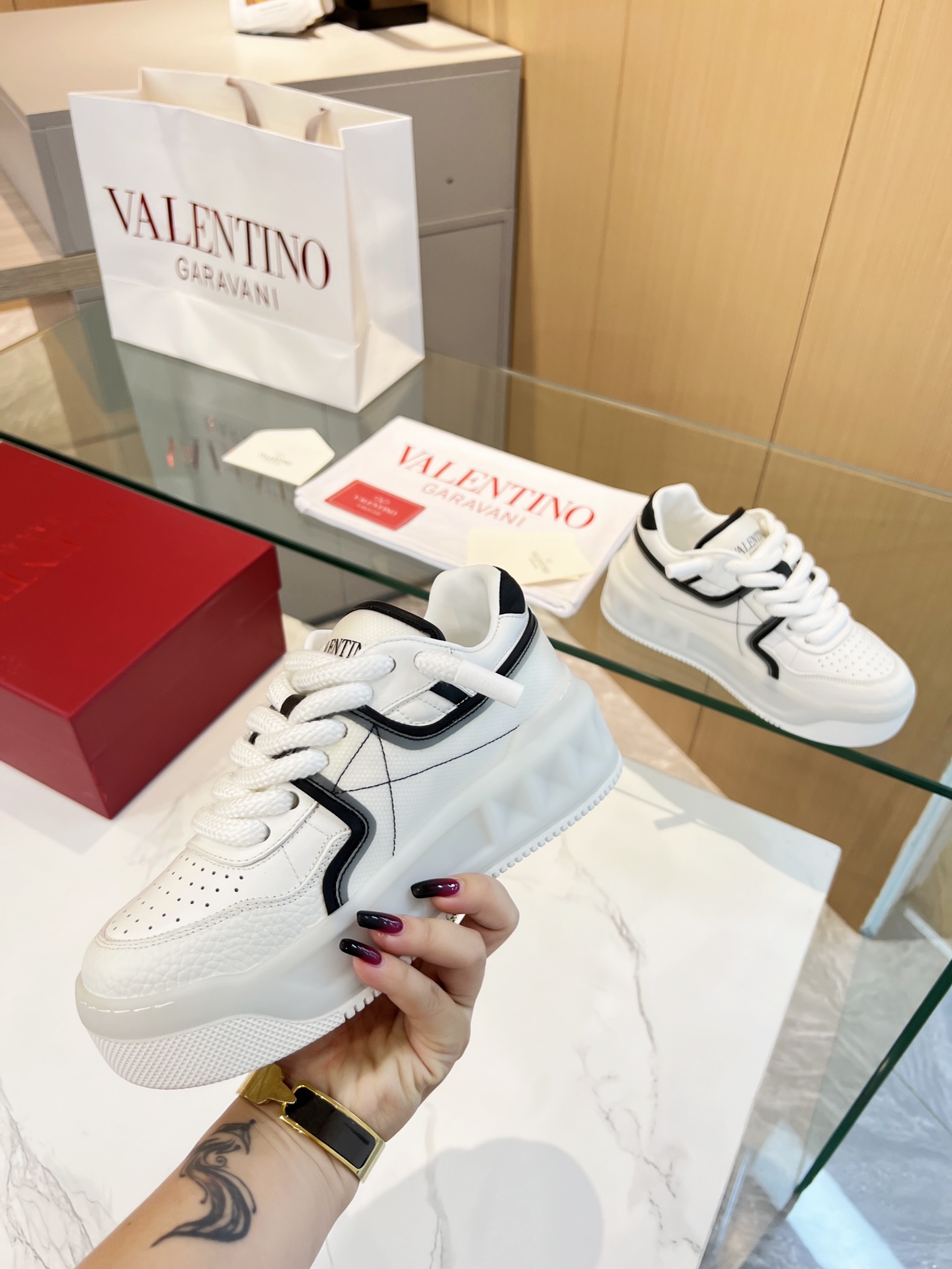 𝑽𝒂𝒍𝒆𝒏𝒕𝒊𝒏𝒐 Valentino 𝑶𝒏𝒆𝑺𝒕𝒖𝒅 Colección de zapatillas para parejas Valentino New Coupl