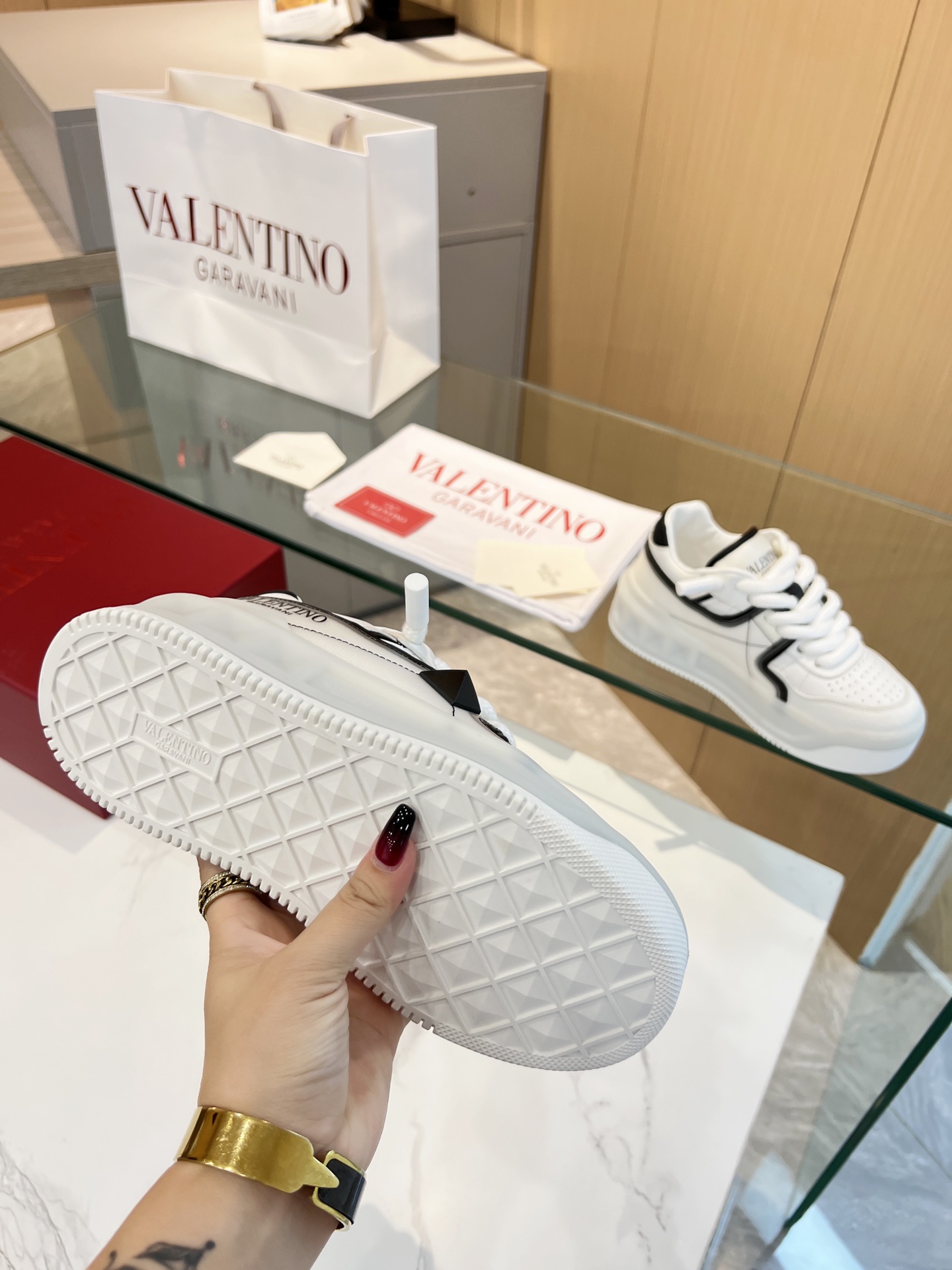 𝑽𝒂𝒍𝒆𝒏𝒕𝒊𝒏𝒐 Valentino 𝑶𝒏𝒆𝑺𝒕𝒖𝒅 Colección de zapatillas para parejas Valentino New Coupl