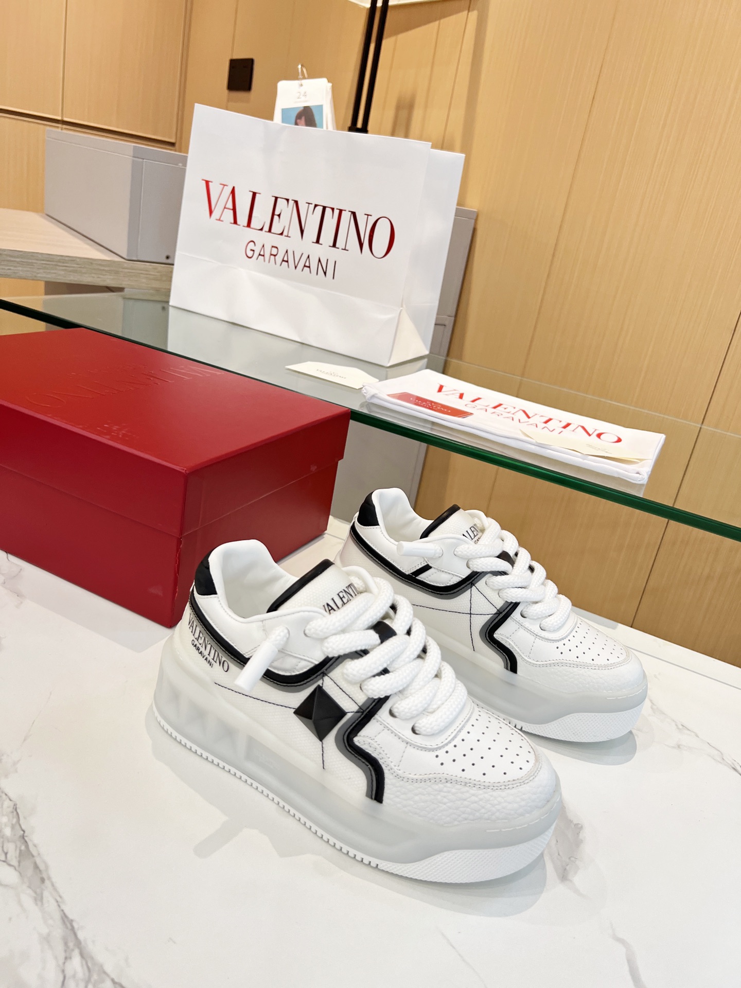𝑽𝒂𝒍𝒆𝒏𝒕𝒊𝒏𝒐 Valentino 𝑶𝒏𝒆𝑺𝒕𝒖𝒅 Colección de zapatillas para parejas Valentino New Coupl