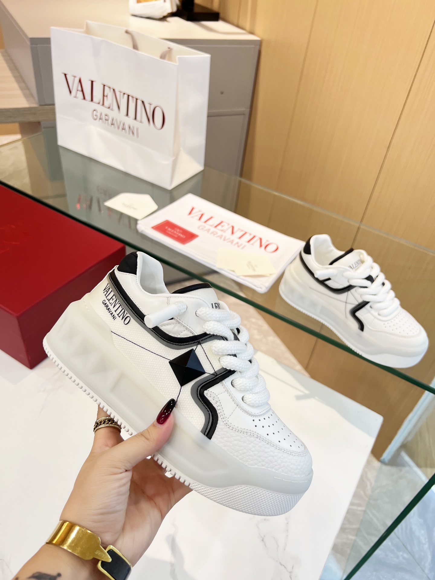 𝑽𝒂𝒍𝒆𝒏𝒕𝒊𝒏𝒐 Valentino 𝑶𝒏𝒆𝑺𝒕𝒖𝒅 Colección de zapatillas para parejas Valentino New Coupl