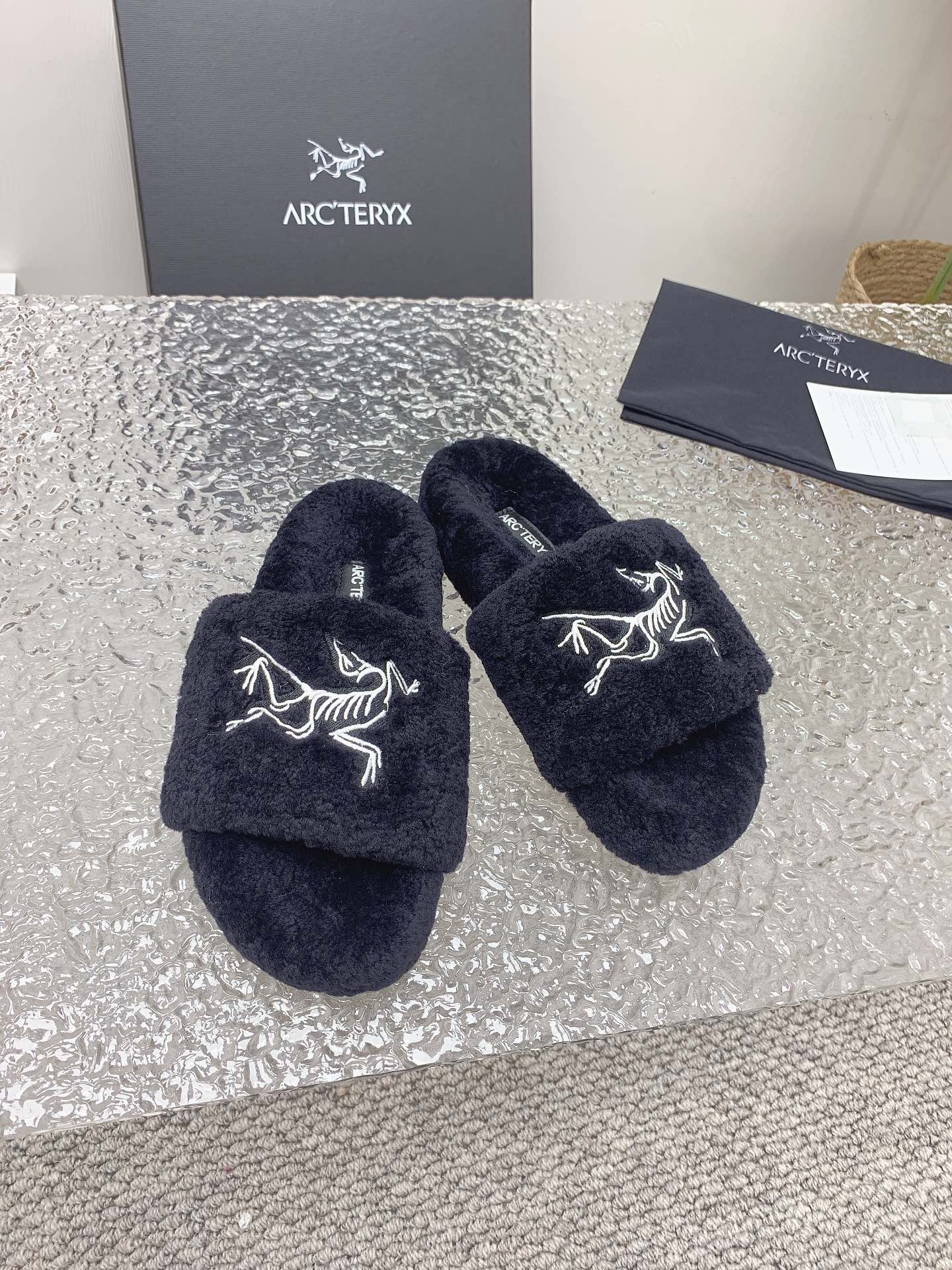 Arcteryx’s 2023 Fall Winter Lamb Wool Slippers with Super-Heated Soles. - 图片 6