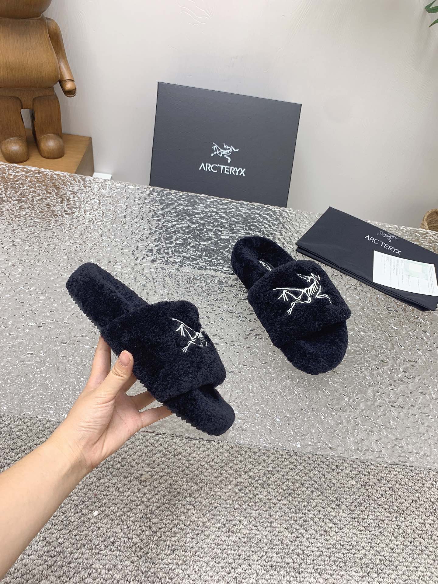 Arcteryx’s 2023 Fall Winter Lamb Wool Slippers with Super-Heated Soles. - 图片 8