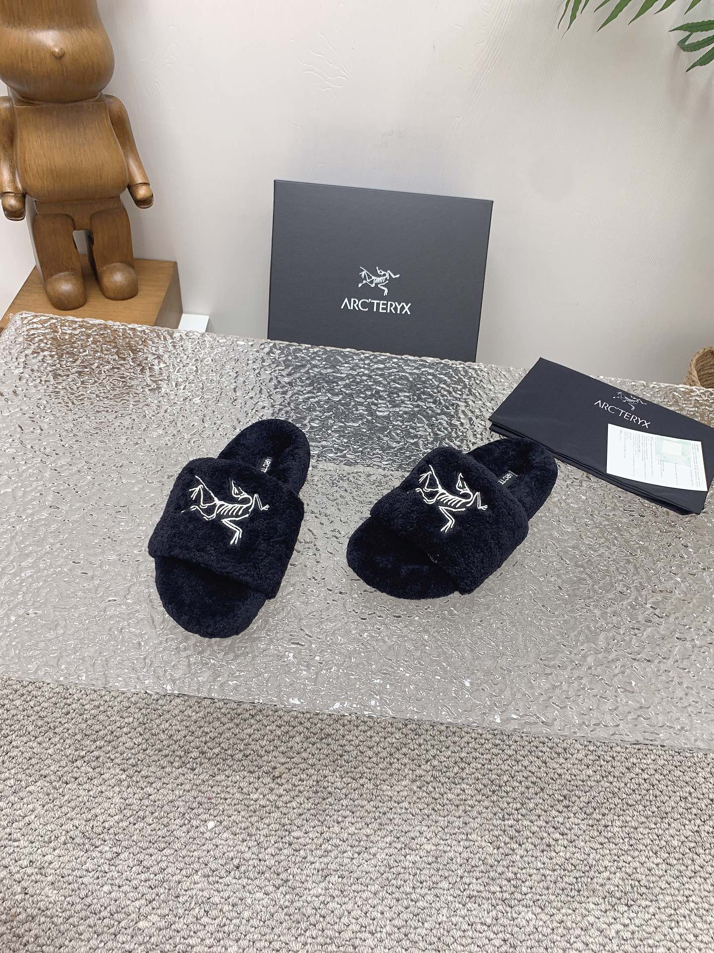 Arcteryx’s 2023 Fall Winter Lamb Wool Slippers with Super-Heated Soles. - 图片 4