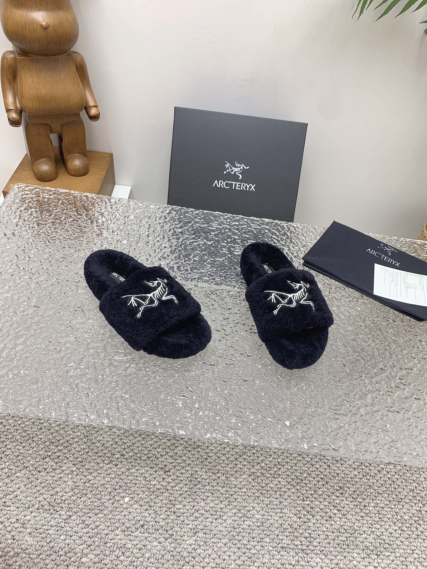Arcteryx’s 2023 Fall Winter Lamb Wool Slippers with Super-Heated Soles. - 图片 2