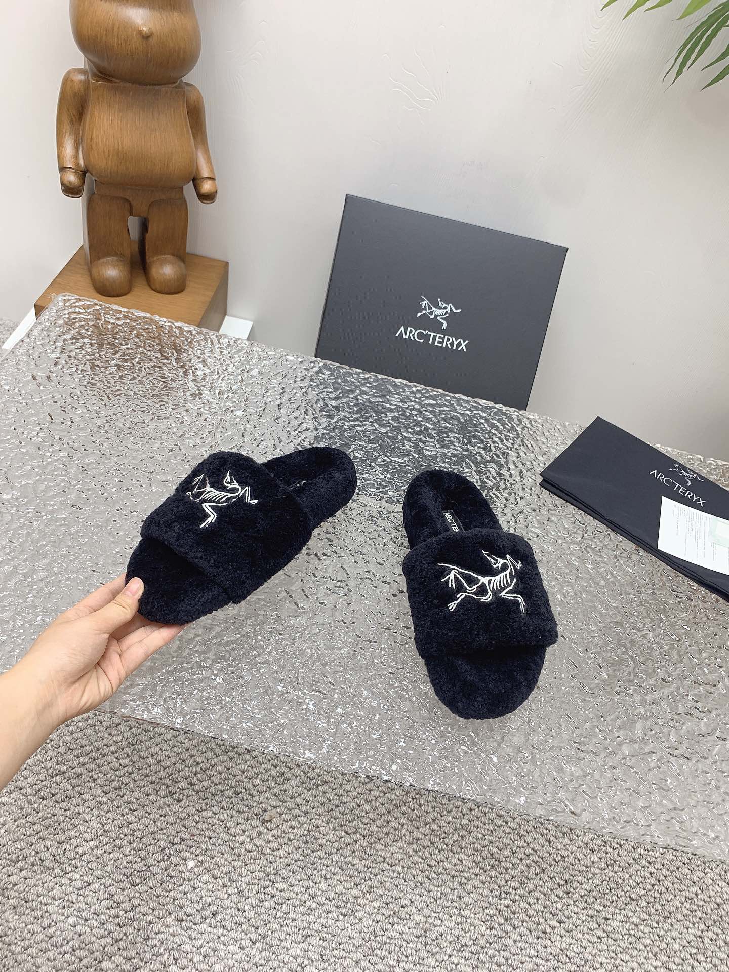 Arcteryx’s 2023 Fall Winter Lamb Wool Slippers with Super-Heated Soles. - 图片 5