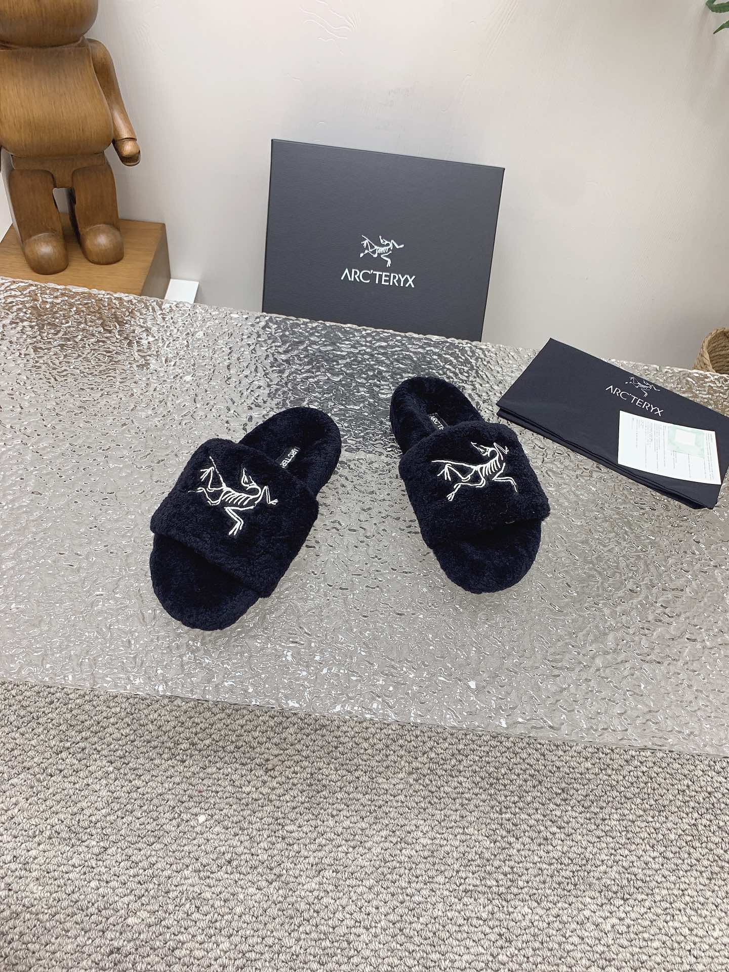 Arcteryx’s 2023 Fall Winter Lamb Wool Slippers with Super-Heated Soles. - 图片 3