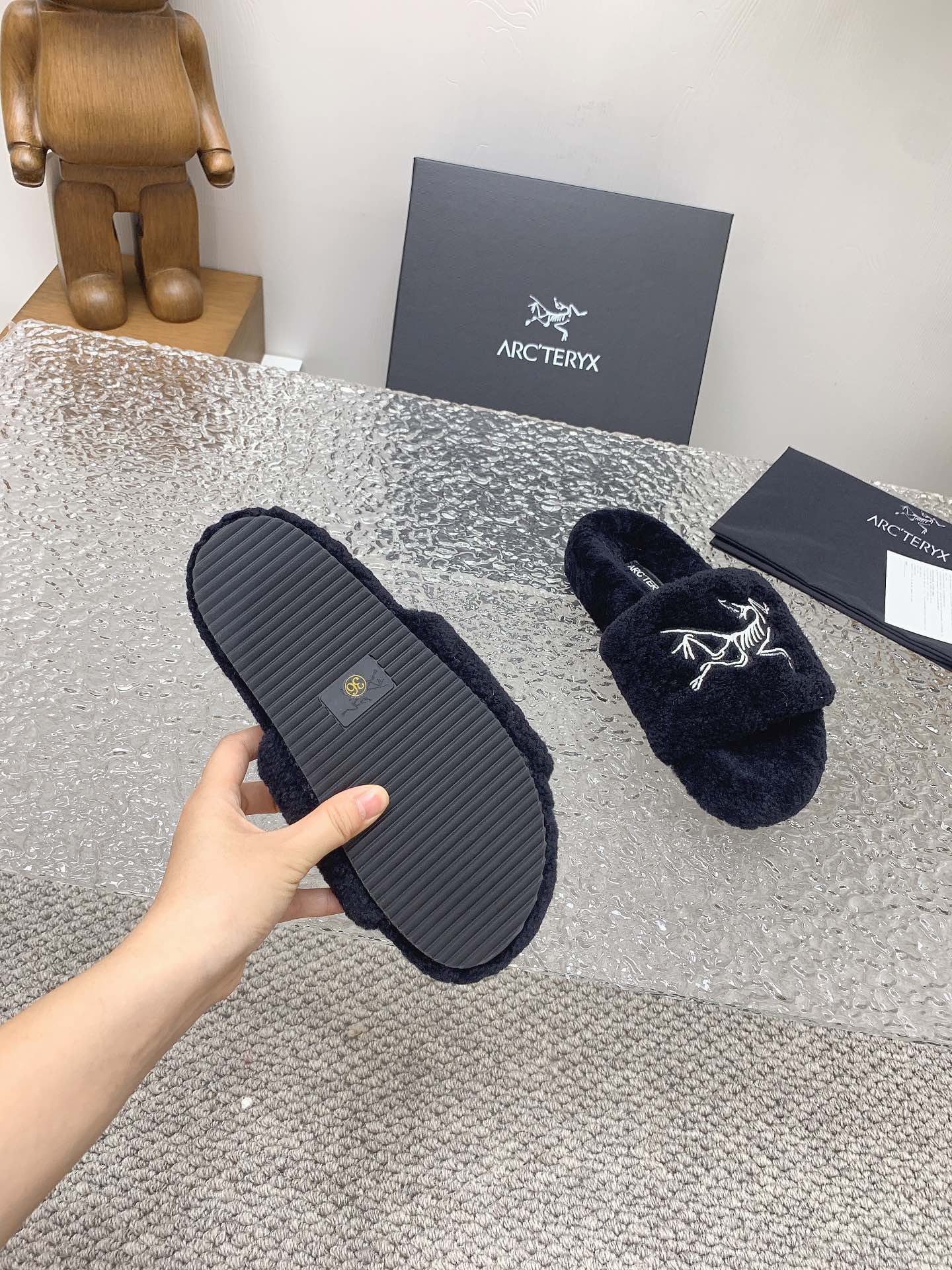 Arcteryx’s 2023 Fall Winter Lamb Wool Slippers with Super-Heated Soles. - 图片 9