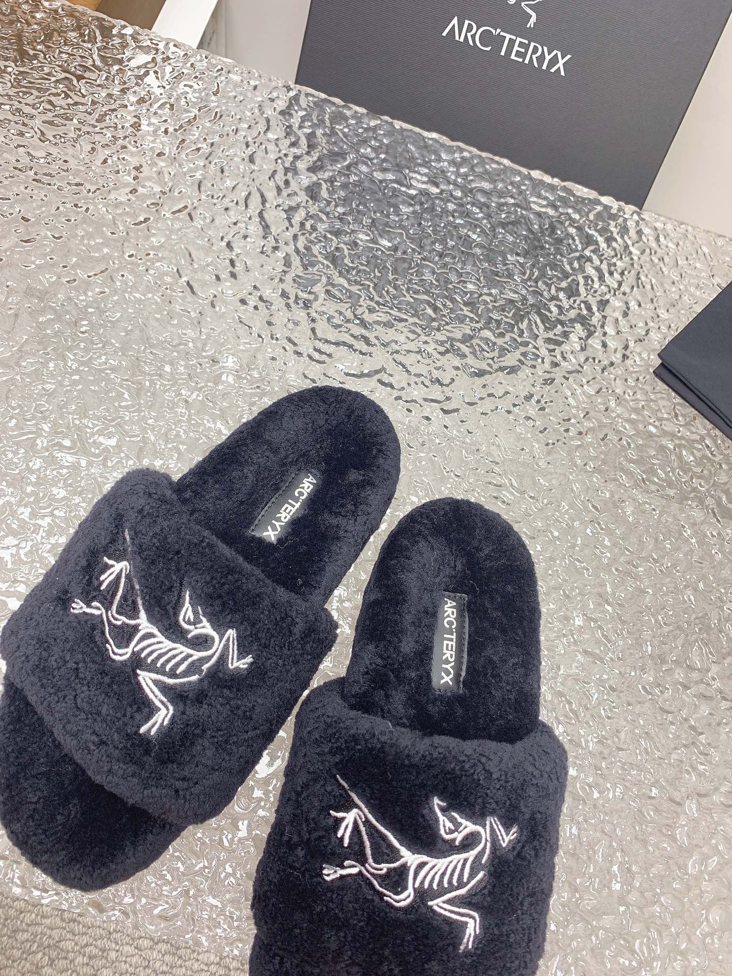 Arcteryx’s 2023 Fall Winter Lamb Wool Slippers with Super-Heated Soles. - 图片 7