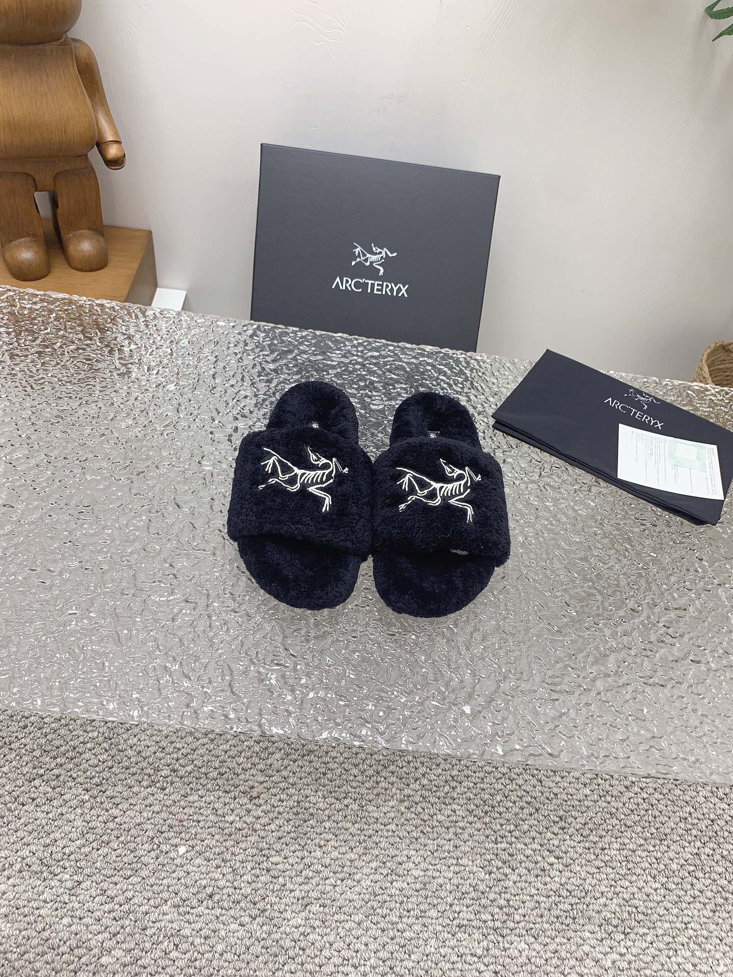 Arcteryx’s 2023 Fall Winter Lamb Wool Slippers with Super-Heated Soles. - 图片 1