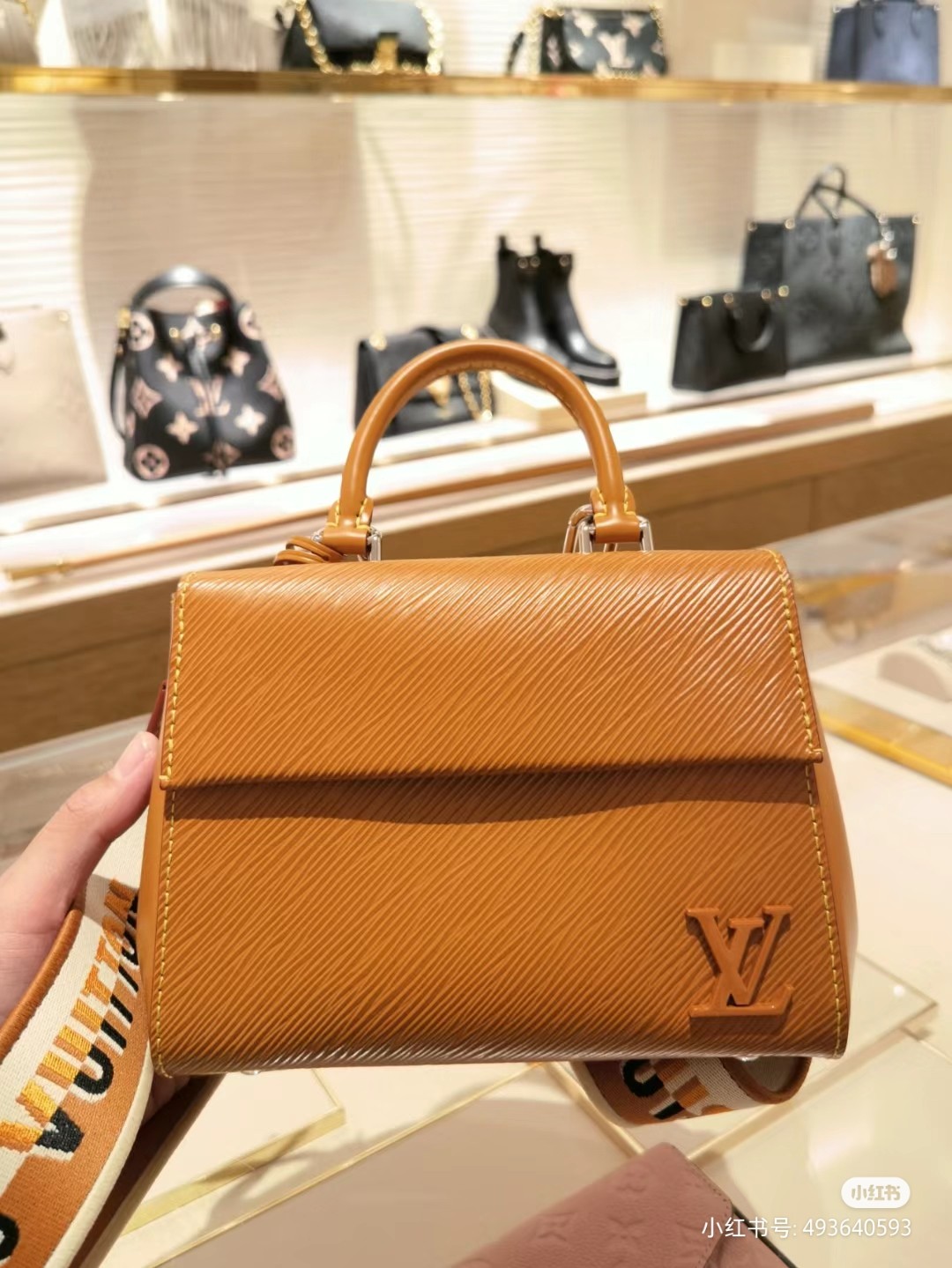 NO:206967,Original list [CLUNY Mini Handbag] M58928 white, M58931 caramel, M58925 black This Cluny mini handbag shows the two styles of removable jacquard shoulder straps. The Louis Vuitton logo declares the brand identity, and it will be turned around and the Monogram flowers are quietly blooming. The Ei leather body is paired with silky resin LV logo. The disassembled shoulder straps make it look more formal. Size 20 x 16 x 7.5 cm, LV [top original list], christian louboutin, louis vuitton, louis vuitton19860909原单【CLUNY 迷你手袋】M58928白色, M58931焦糖,M58925黑 本款 Cluny 迷你手袋展现可拆卸提花肩带的两式风尚路易威登标识宣示品牌身份,翻转即现 Monogram 花卉的悄然绽放.Ei 皮革包身搭配丝滑树脂 LV 标识.拆卸肩带更显正式感. 尺寸20 x 16 x 7.5 厘米,LV【顶级原单】,christian louboutin,louis vuitton,louis vuitton,Bag