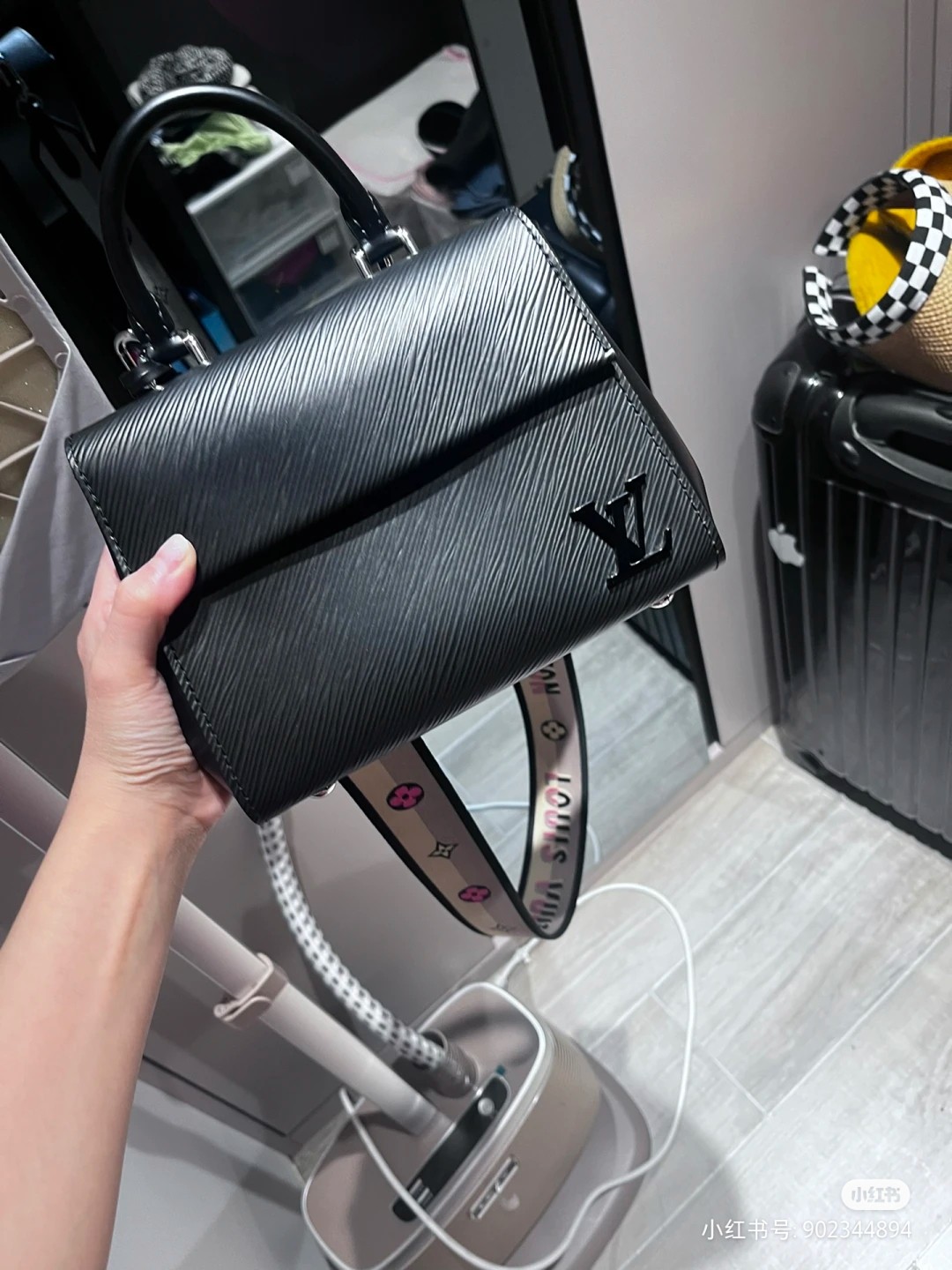 NO:202350,Original list [CLUNY Mini Handbag] M58928 white, M58931 caramel, M58925 black This Cluny mini handbag shows the two styles of removable jacquard shoulder straps. The Louis Vuitton logo declares the brand identity, and it will be turned around and the Monogram flowers are quietly blooming. The Epi leather body is paired with silky resin LV logo. The removal of the shoulder straps makes it look more formal. Size 20 x 16 x 7.5 cm, LV [top original list], christian louboutin, louis vuitton, louis vuitton19860909原单【CLUNY 迷你手袋】M58928白色, M58931焦糖,M58925黑 本款 Cluny 迷你手袋展现可拆卸提花肩带的两式风尚路易威登标识宣示品牌身份,翻转即现 Monogram 花卉的悄然绽放.Epi 皮革包身搭配丝滑树脂 LV 标识.拆卸肩带更显正式感. 尺寸20 x 16 x 7.5 厘米,LV【顶级原单】,christian louboutin,louis vuitton,louis vuitton,Bag