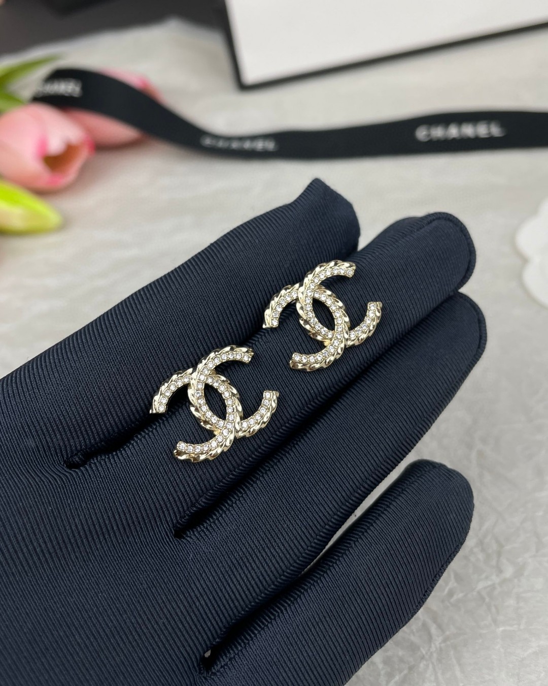 NO:584762,Brooch Ch@nel23B new twist metal diamond small earrings + brooch, Chanel earrings Chanel brooch, chanel, brooch, breastpin19860909胸针 Ch@nel23B新款 扭纹金属 镶钻小耳钉+胸针,香奈儿耳钉香奈儿胸针,chanel,brooch，breastpin,Jewelry