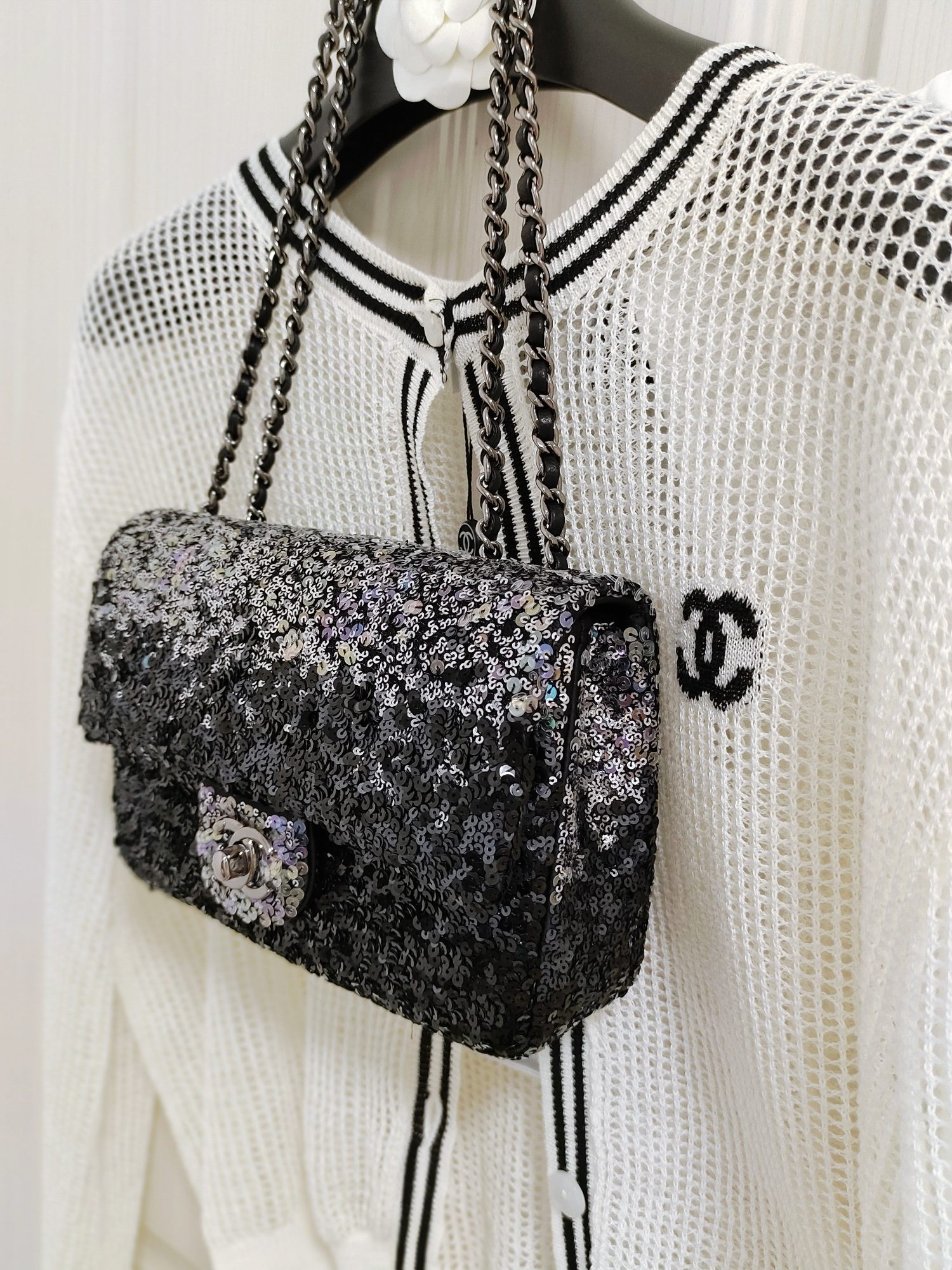 Chanel 23s Super Beautiful Gradient Sequins CF Starry Sky Black Sequins This pearlescent sequins are like midnight stars! Presenting a high-end a
