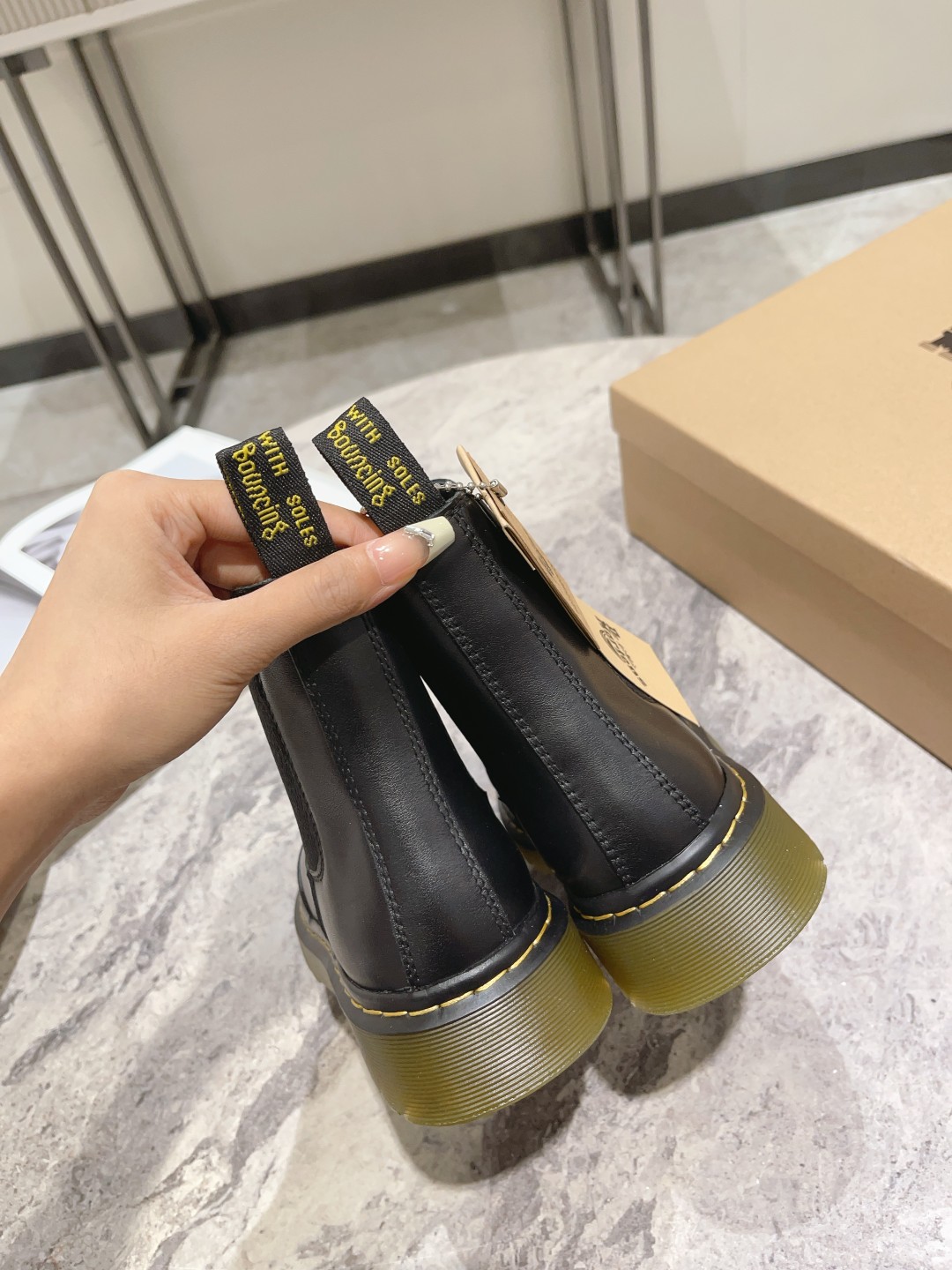 Review: Dr. Martens Martin Boots – Quality Craftsmanship and Classic Style - 图片 8