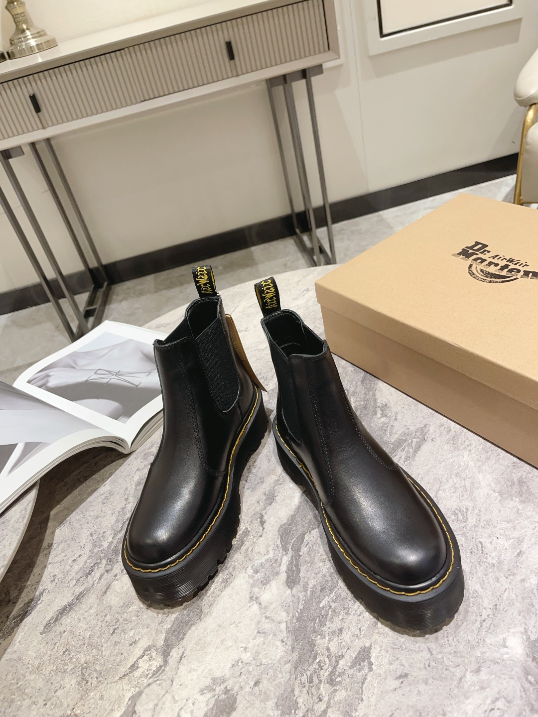 “Dr. Martens Boots: Quality Craftsmanship and Classic Style, Code 35-39M Standard” - 图片 4