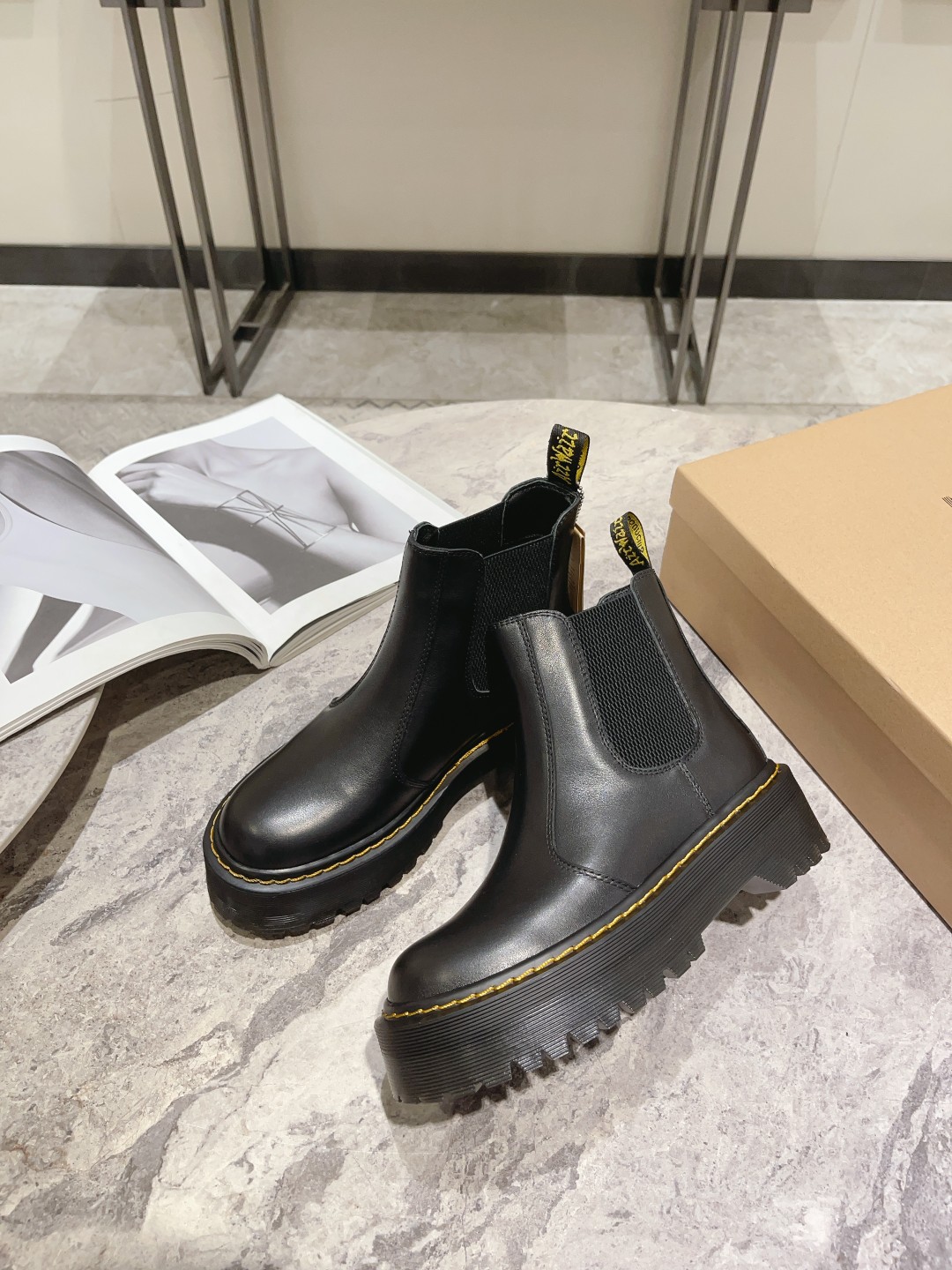 “Dr. Martens Boots: Quality Craftsmanship and Classic Style, Code 35-39M Standard” - 图片 5