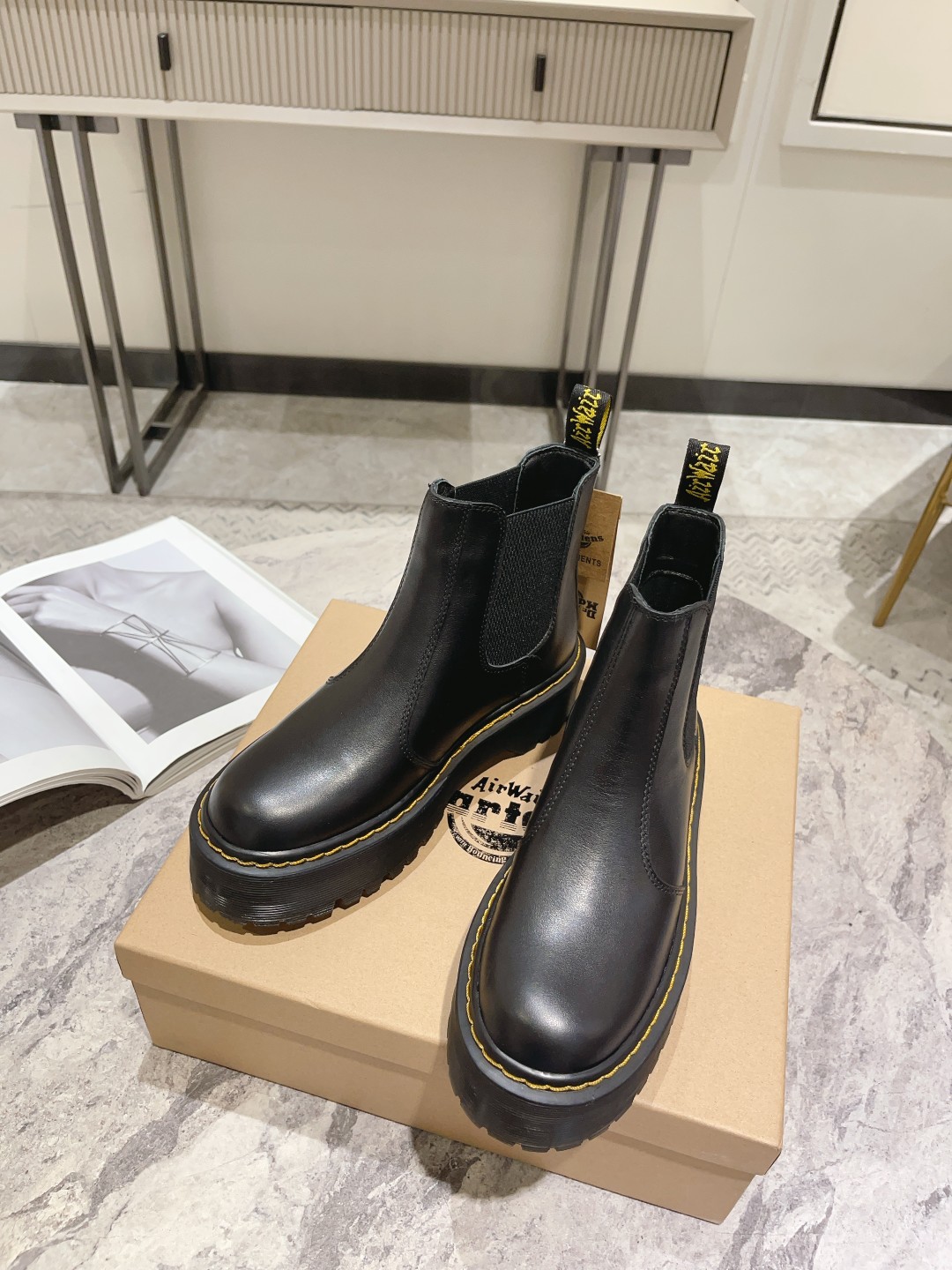 “Dr. Martens Boots: Quality Craftsmanship and Classic Style, Code 35-39M Standard” - 图片 6