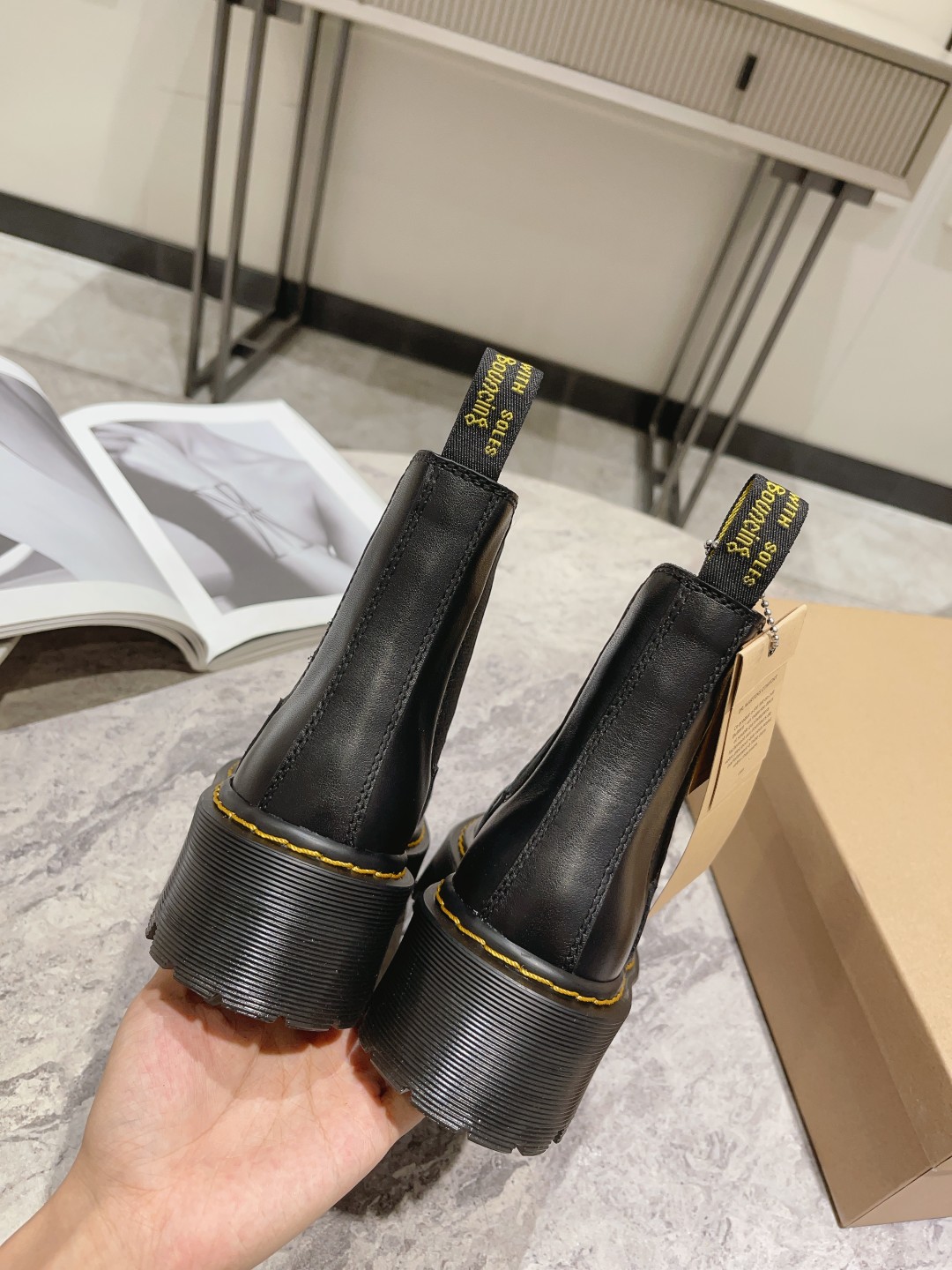 “Dr. Martens Boots: Quality Craftsmanship and Classic Style, Code 35-39M Standard” - 图片 7