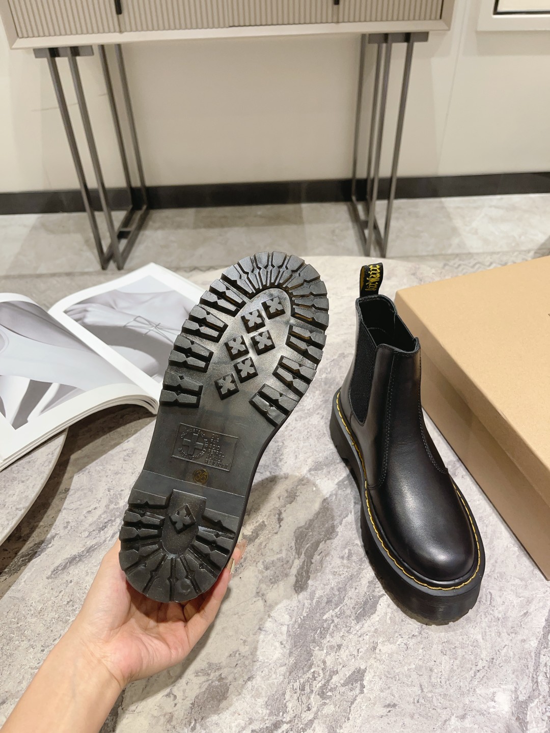 “Dr. Martens Boots: Quality Craftsmanship and Classic Style, Code 35-39M Standard” - 图片 8