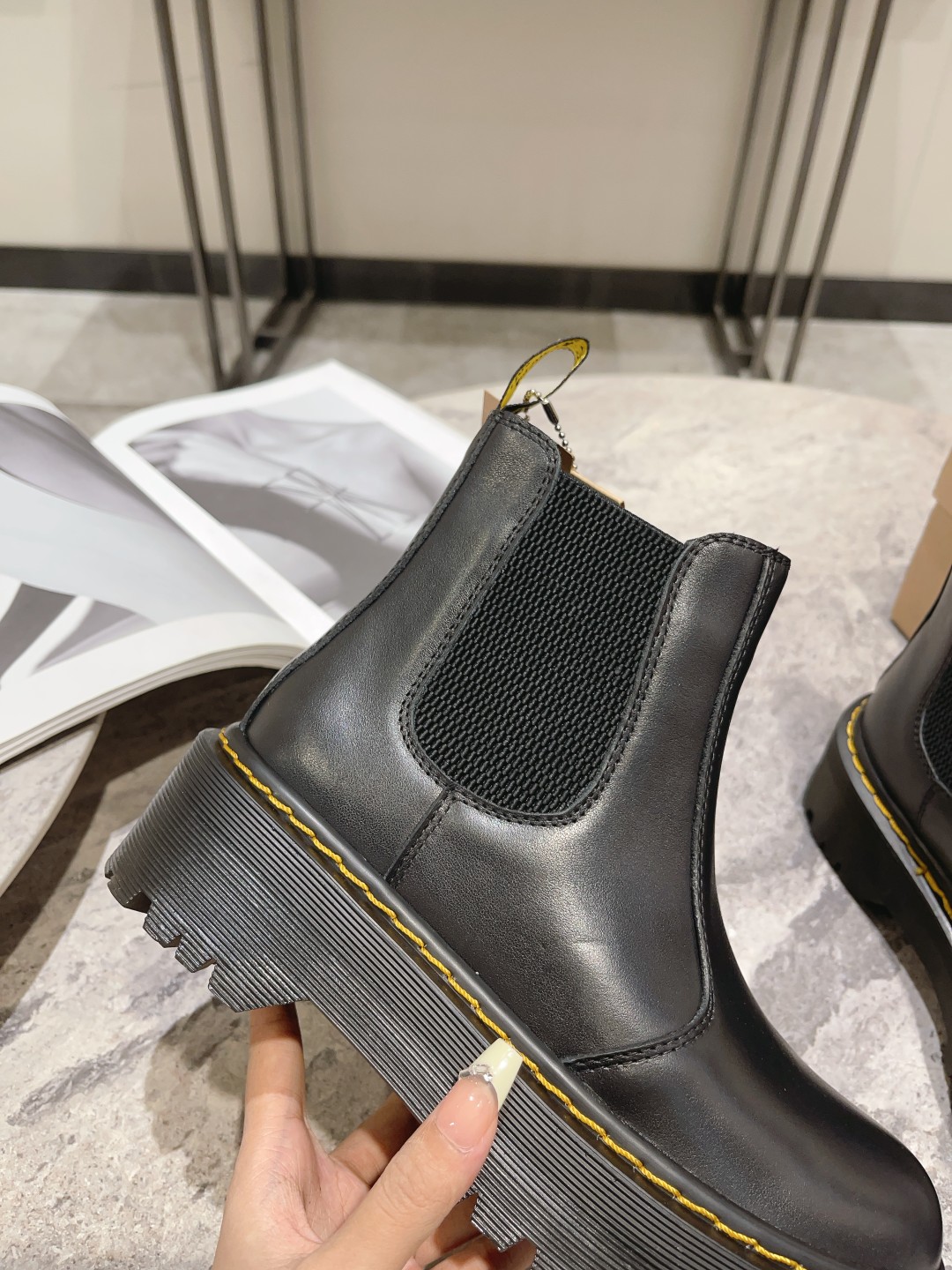 “Dr. Martens Boots: Quality Craftsmanship and Classic Style, Code 35-39M Standard” - 图片 9
