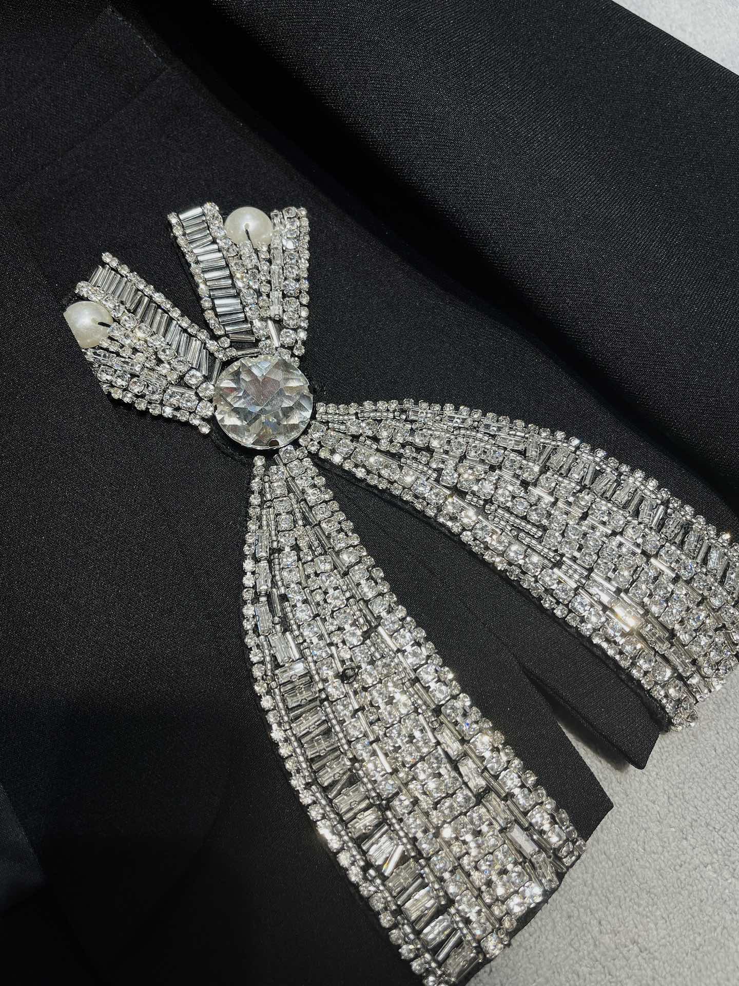 BALMAI*大蝴蝶结钻石短款小西装今年最流行时尚耀眼的个性设计风格面料采用进口醋酸蝴蝶结钻的细节设计闪