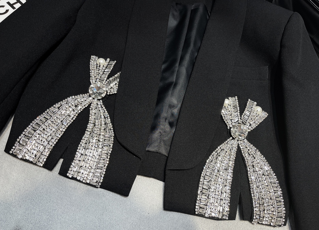BALMAI*大蝴蝶结钻石短款小西装今年最流行时尚耀眼的个性设计风格面料采用进口醋酸蝴蝶结钻的细节设计闪