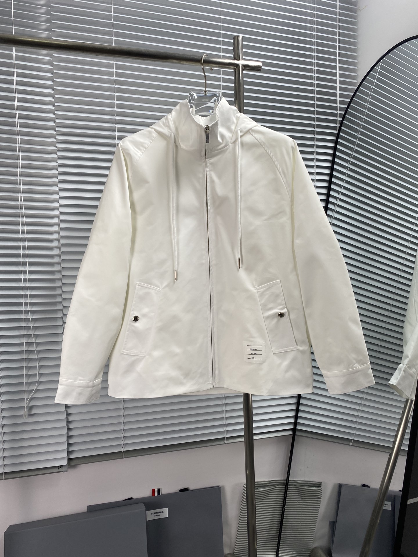 Thom Browne🇳🇱 TB23 Otoño/Invierno Nueva chaqueta con capucha y cremallera de estilo liso. Tejido personalizado de sar…
