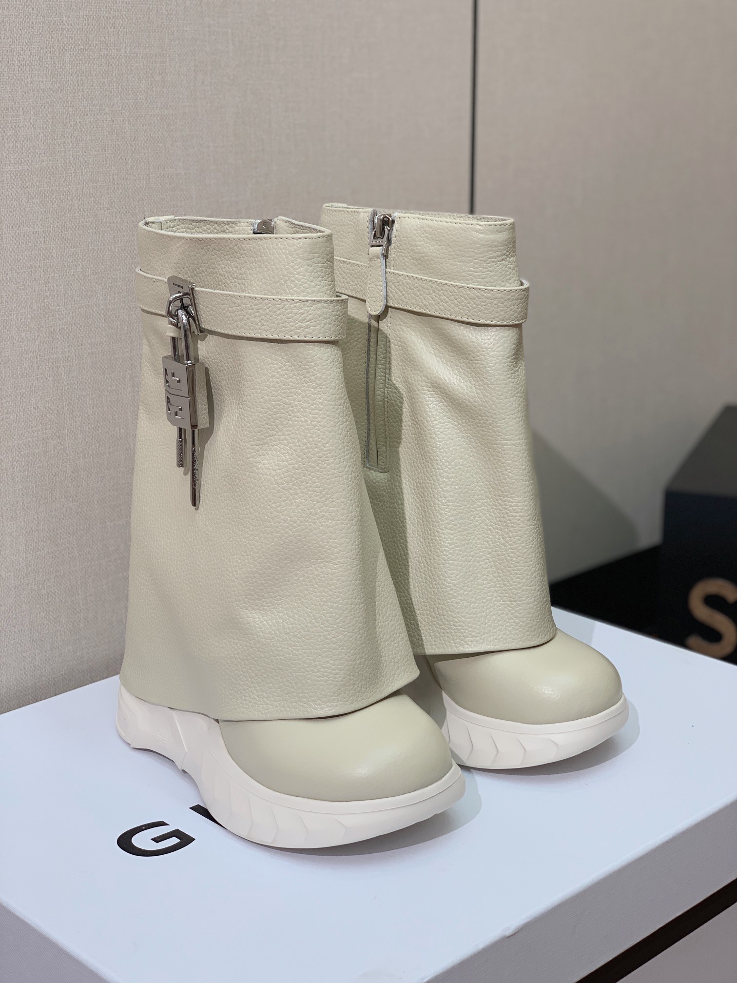 GIVENC*Y坡跟增高显瘦鲨鱼靴风