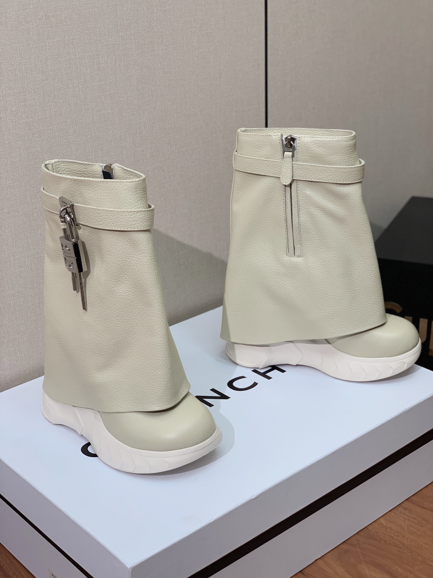 GIVENC*Y坡跟增高显瘦鲨鱼靴风