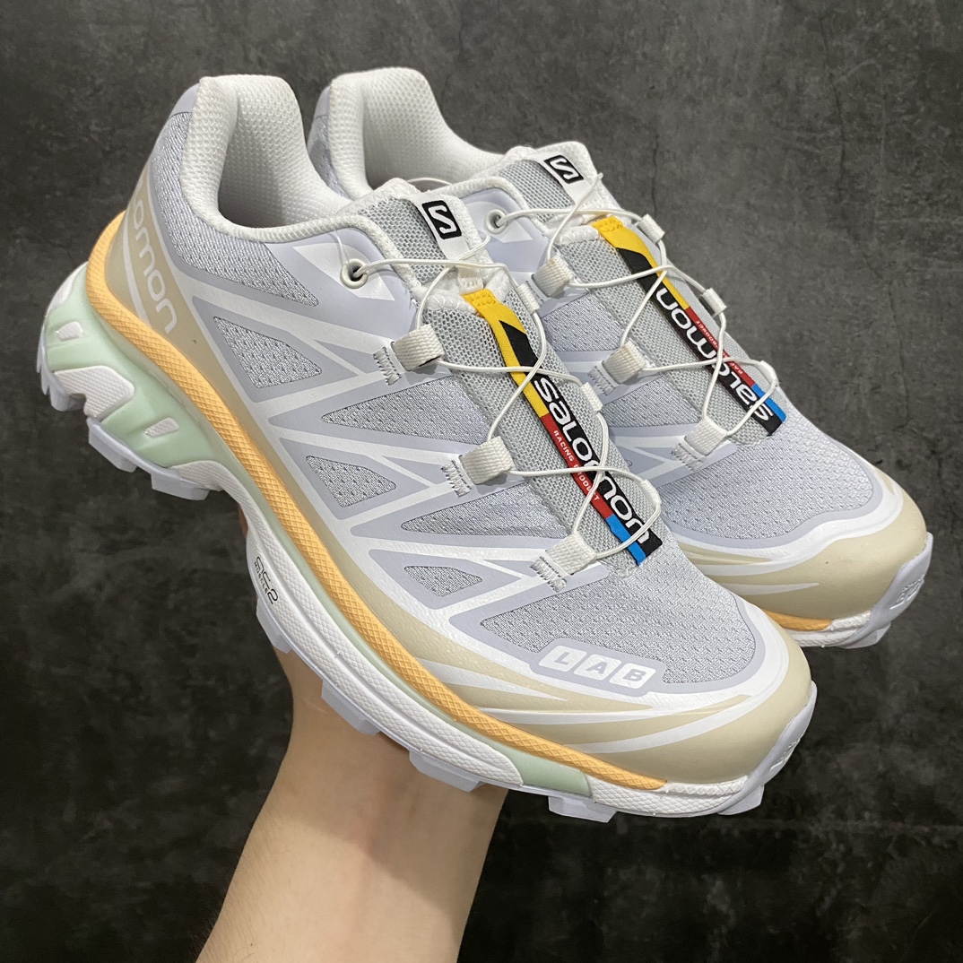 【W1纯原版】 Salomon XT-6萨洛蒙复古潮流户外机能登山跑鞋  冰淇淋 冰川蓝n注意不是绿x版 注意区别 部分材料和细节区分还是挺明显的nn纯原外贸平台特供订单耗时半年巨作 全套原纸板楦头开发原厂特供网布配套加持 确保原汁原味n完美呈现版型 原档数据独家私模五层组合大底男女鞋同步官方开发至46.5原装Ortholite轻量化鞋垫 中底布带钢印编号原厂TPU锁扣 进口港宝加持后跟自然饱满 还原公司包裹性鞋面以“锯齿”状的包裹系统呈现在基色底之下加入了各种色点缀 Rn将公司的最新技术和时尚前卫的造型融入耐用的长跑款式中鞋面由 TPU 薄膜制成 并焊接在高耐磨网眼上 使其既时尚又坚固 由 ACS底盘支撑 可增强稳定性和支撑力 以及由橡胶凸耳 Contragrip外底覆盖的 EVA 缓冲中底 旨在应对崎岖的地形 鞋舌上的彩色Salomon 标签、Quicklace 系统以及鞋头、鞋舌和鞋跟上的附加品牌使细节更加完美 让穿着者可以轻松驾驭户外与通勤下的任何运动生活场景 无缝鞋身户外随意纵横 颜值与脚感兼备 出街通勤 绝对非常吸睛 你值得拥有 尺码：36-46.5-莆田鞋批发中心