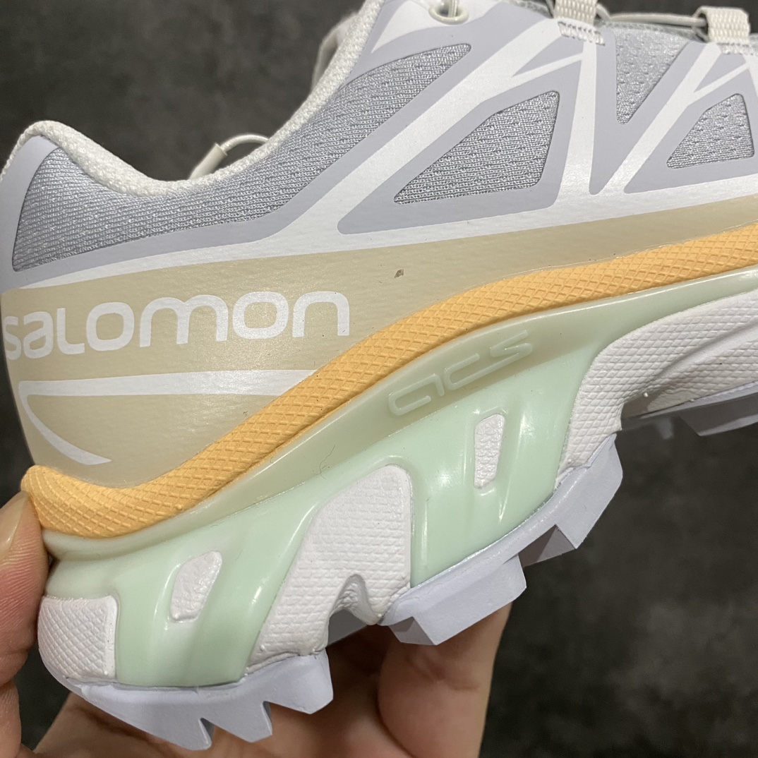 图片[4]-【W1纯原版】 Salomon XT-6萨洛蒙复古潮流户外机能登山跑鞋  冰淇淋 冰川蓝n注意不是绿x版 注意区别 部分材料和细节区分还是挺明显的nn纯原外贸平台特供订单耗时半年巨作 全套原纸板楦头开发原厂特供网布配套加持 确保原汁原味n完美呈现版型 原档数据独家私模五层组合大底男女鞋同步官方开发至46.5原装Ortholite轻量化鞋垫 中底布带钢印编号原厂TPU锁扣 进口港宝加持后跟自然饱满 还原公司包裹性鞋面以“锯齿”状的包裹系统呈现在基色底之下加入了各种色点缀 Rn将公司的最新技术和时尚前卫的造型融入耐用的长跑款式中鞋面由 TPU 薄膜制成 并焊接在高耐磨网眼上 使其既时尚又坚固 由 ACS底盘支撑 可增强稳定性和支撑力 以及由橡胶凸耳 Contragrip外底覆盖的 EVA 缓冲中底 旨在应对崎岖的地形 鞋舌上的彩色Salomon 标签、Quicklace 系统以及鞋头、鞋舌和鞋跟上的附加品牌使细节更加完美 让穿着者可以轻松驾驭户外与通勤下的任何运动生活场景 无缝鞋身户外随意纵横 颜值与脚感兼备 出街通勤 绝对非常吸睛 你值得拥有 尺码：36-46.5-莆田鞋批发中心