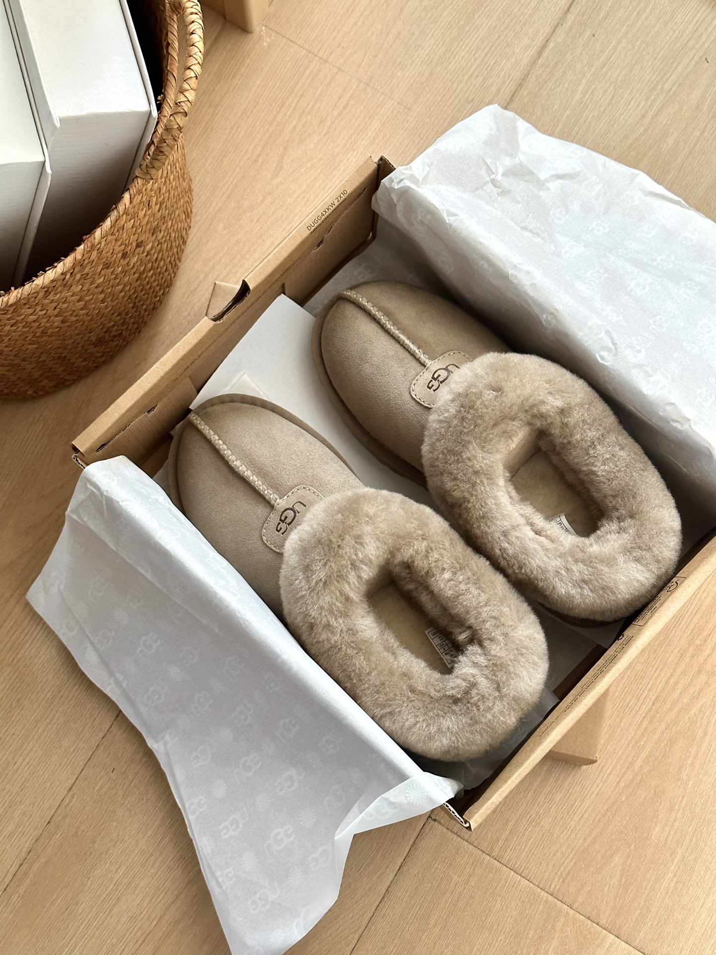 #ugg塔次特薄底，秋冬街边感 随手拍📷
一双雪地靴 一秒秋冬氛围感来了〰️
超模们的选择 极简〰️每天