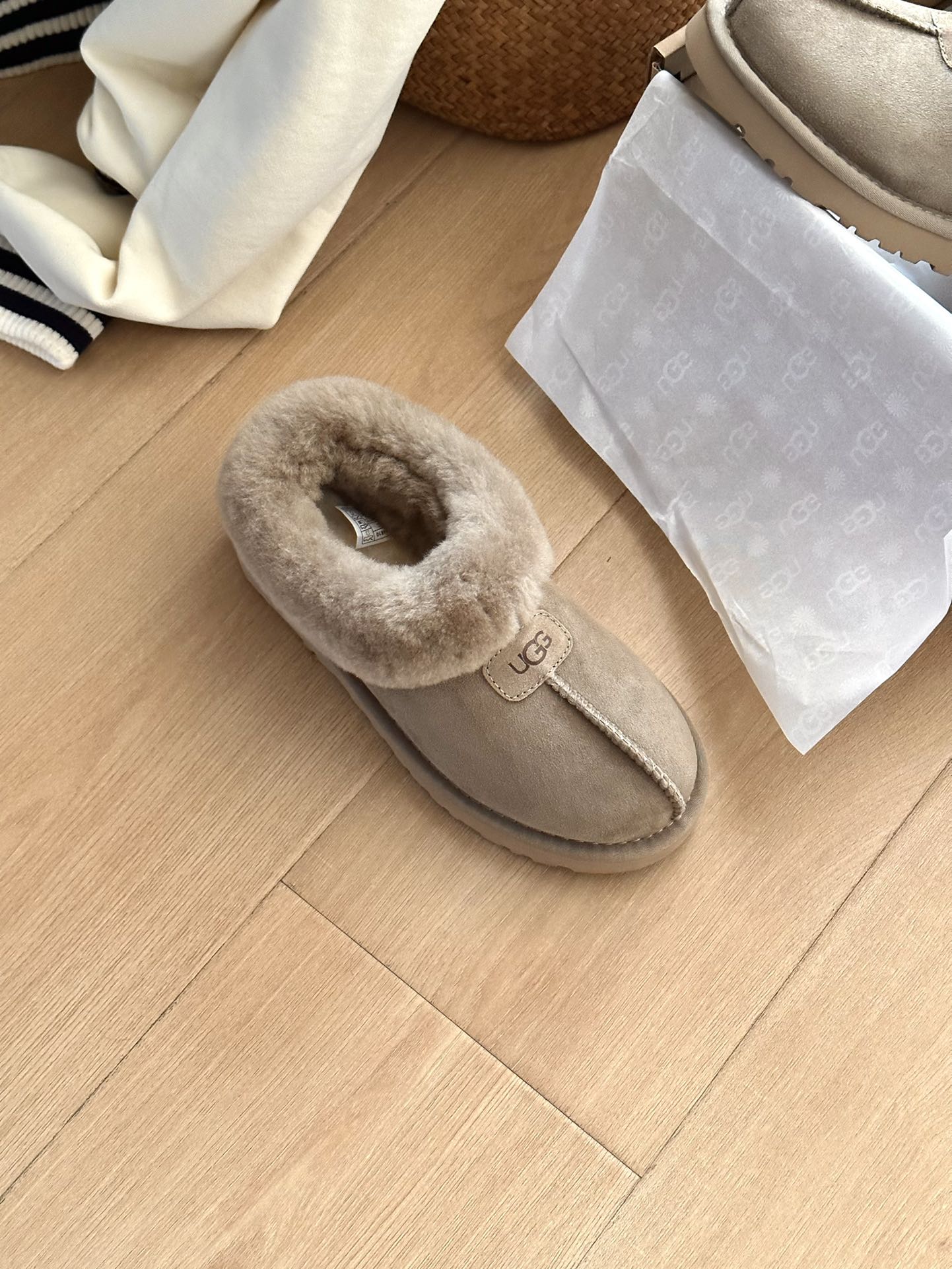 #ugg塔次特薄底，秋冬街边感 随手拍📷
一双雪地靴 一秒秋冬氛围感来了〰️
超模们的选择 极简〰️每天