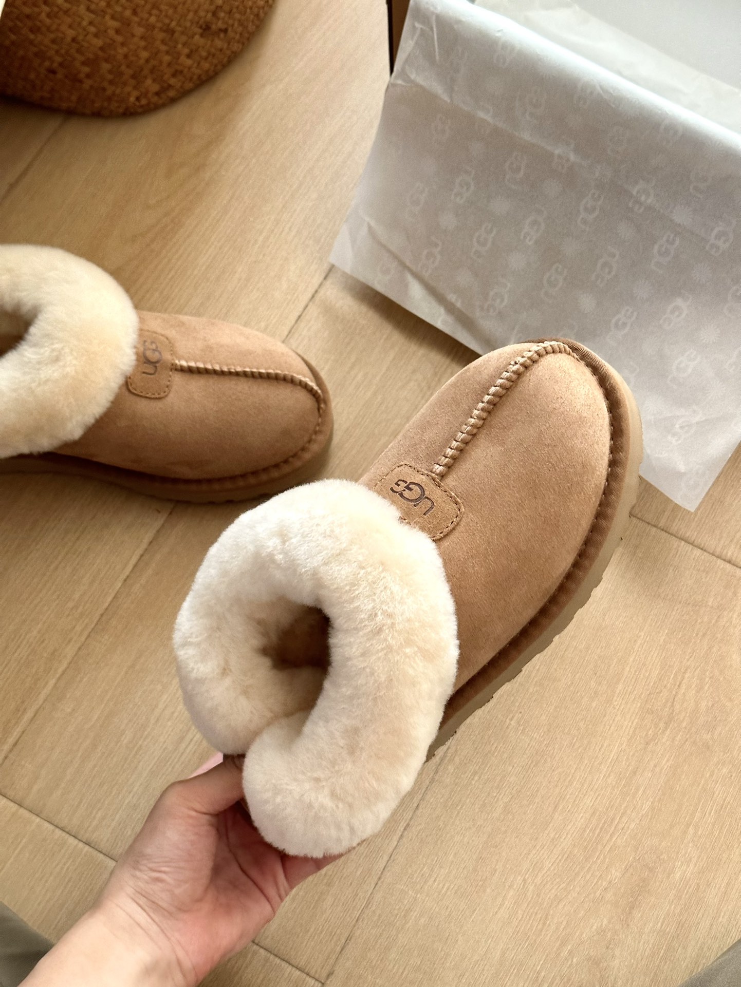 #ugg塔次特薄底，秋冬街边感 随手拍📷
一双雪地靴 一秒秋冬氛围感来了〰️
超模们的选择 极简〰️每天