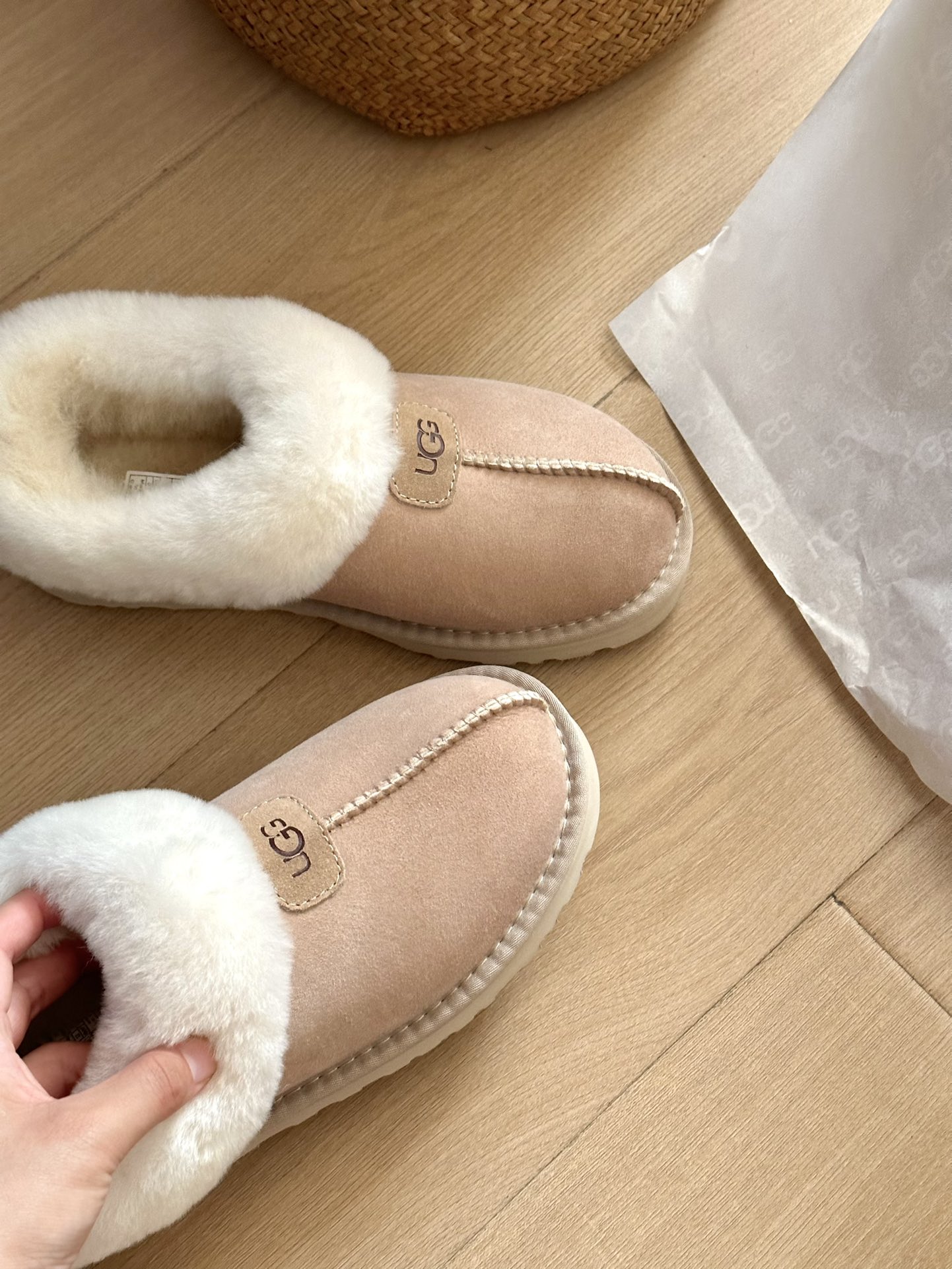 #ugg塔次特薄底，秋冬街边感 随手拍📷
一双雪地靴 一秒秋冬氛围感来了〰️
超模们的选择 极简〰️每天