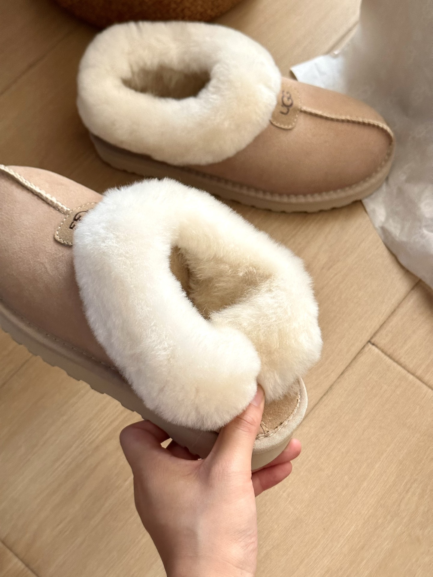 #ugg塔次特薄底，秋冬街边感 随手拍📷
一双雪地靴 一秒秋冬氛围感来了〰️
超模们的选择 极简〰️每天
