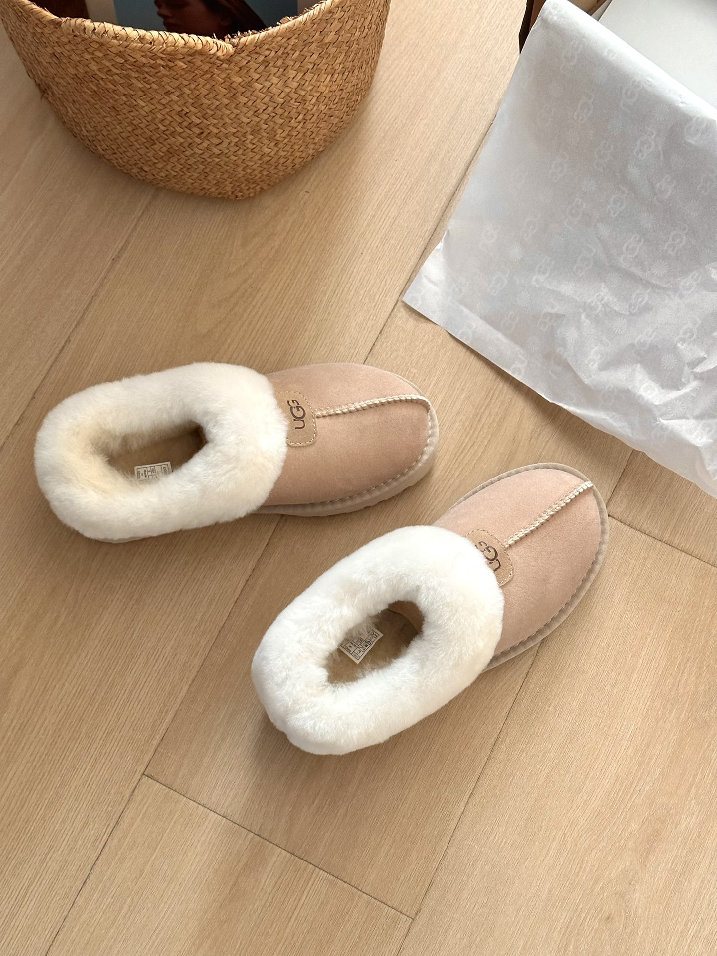 #ugg塔次特薄底，秋冬街边感 随手拍📷
一双雪地靴 一秒秋冬氛围感来了〰️
超模们的选择 极简〰️每天
