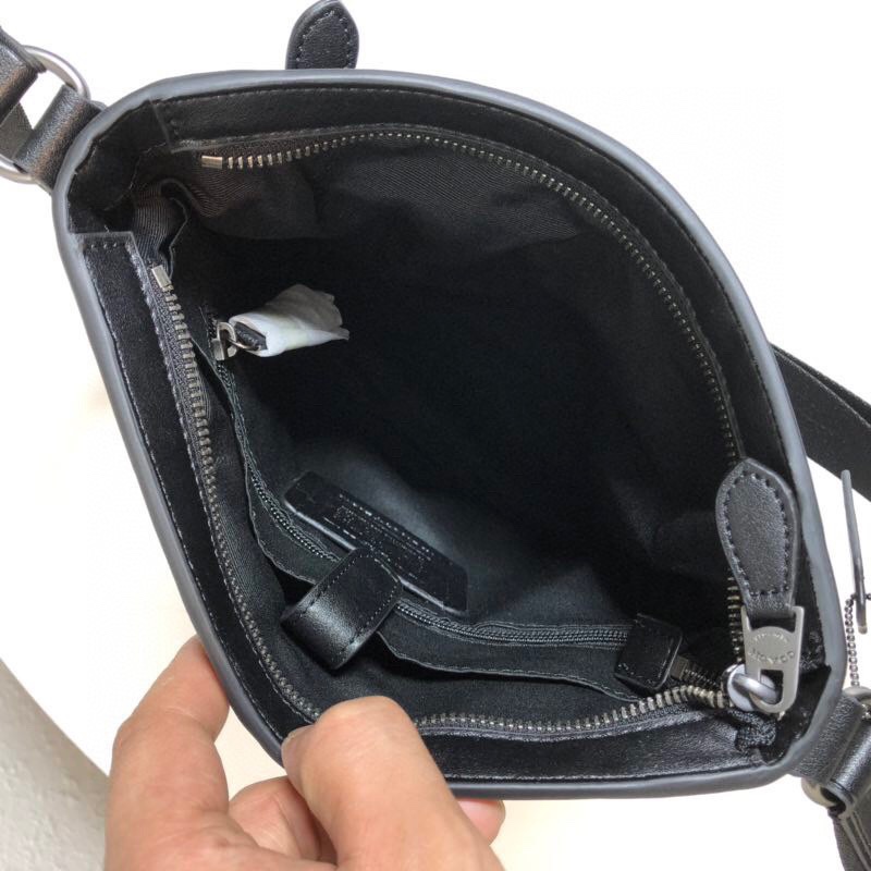 Coach F26068 同步最新款单肩斜跨 男士包 印花元素配头层牛皮间色条纹款 耐磨耐用 配有 ykk拉链 前后都有插袋