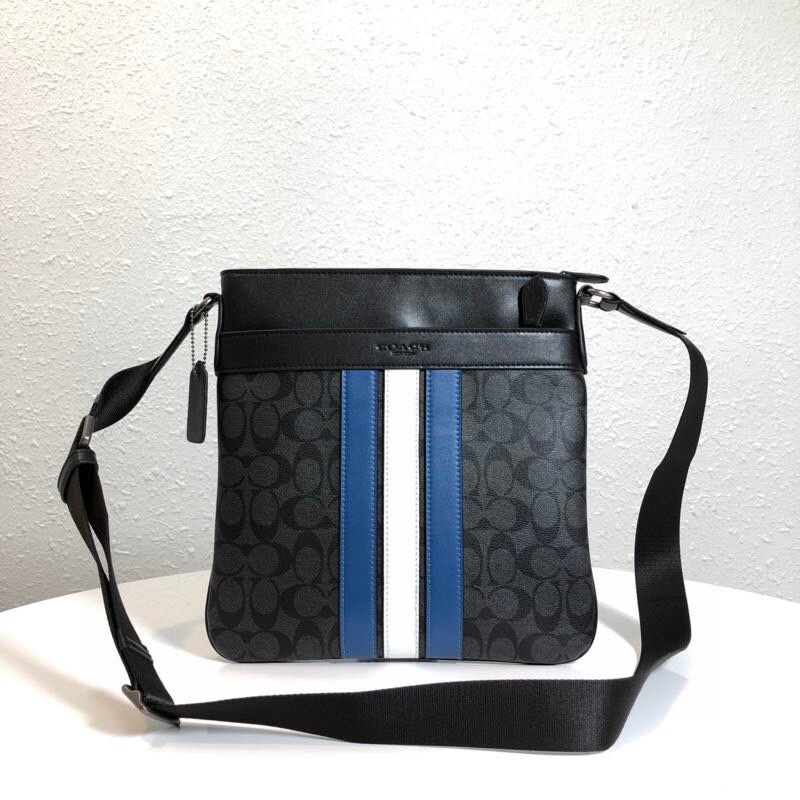 Coach F26068 同步最新款单肩斜跨 男士包 印花元素配头层牛皮间色条纹款 耐磨耐用 配有 ykk拉链 前后都有插袋
