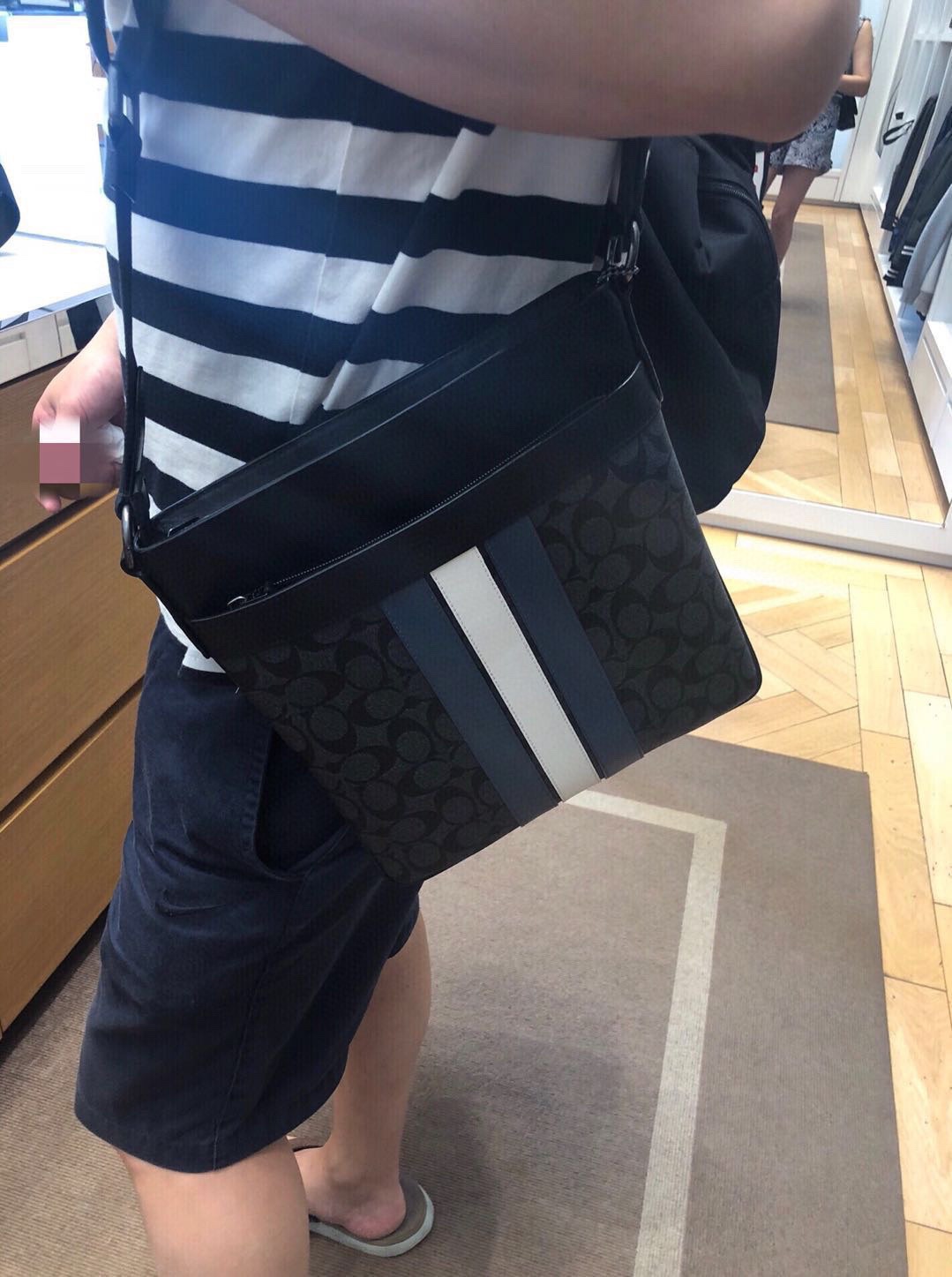 Coach F26068 同步最新款单肩斜跨 男士包 印花元素配头层牛皮间色条纹款 耐磨耐用 配有 ykk拉链 前后都有插袋