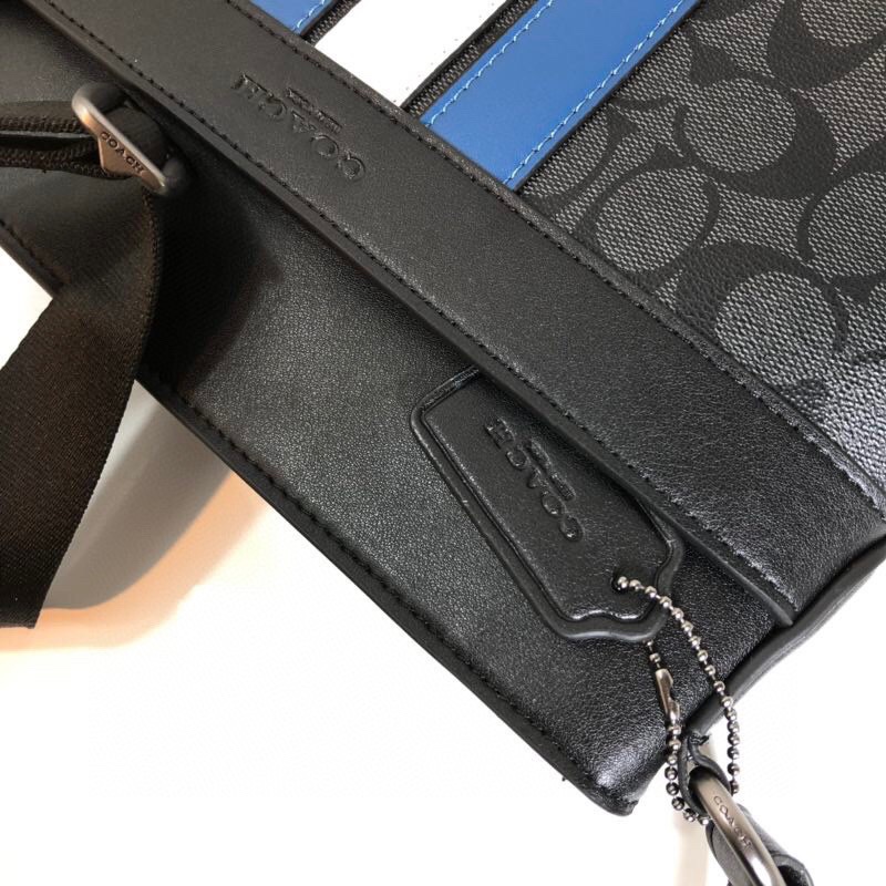 Coach F26068 同步最新款单肩斜跨 男士包 印花元素配头层牛皮间色条纹款 耐磨耐用 配有 ykk拉链 前后都有插袋