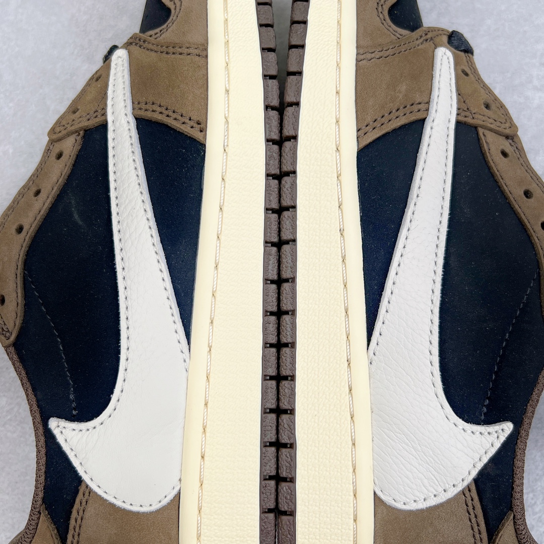 图片[7]-＃LJ渠道版 Travis Scott x Air Jordan AJ1 Low OG SP TS联名倒钩1.0低帮 深棕 CQ4277-001 原盒原配 原厂拉帮工艺 针距密度一致 全新升级网板中底 原楦原纸板开发 后跟弧度收口自然不对折 极致一眼正品既视感 原厂皮料 进口玻璃冲刀皮料裁剪零毛边 承诺百分百一致原鞋 全鞋电脑针车工艺 鞋面清洁度最高QC检验标准 控制溢胶 原厂电绣工艺 鞋标鞋盒、防尘纸 均采购来自原厂 尺码：36 36.5 37.5 38 38.5 39 40 40.5 41 42 42.5 43 44 44.5 45 46 47.5-选品中心