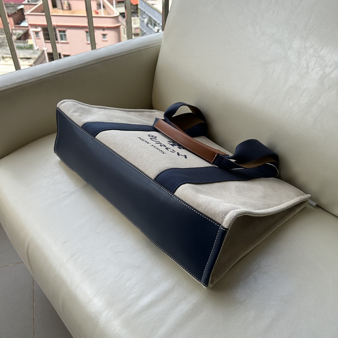 Tory Burch ～TB新款帆布托特包 这是大小号 精选耐用帆布打造 搭配网纹背带和标志性双 T 挂饰