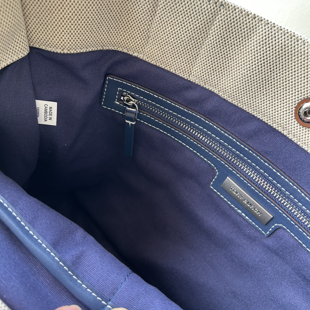 Tory Burch ～TB新款帆布托特包 这是大小号 精选耐用帆布打造 搭配网纹背带和标志性双 T 挂饰