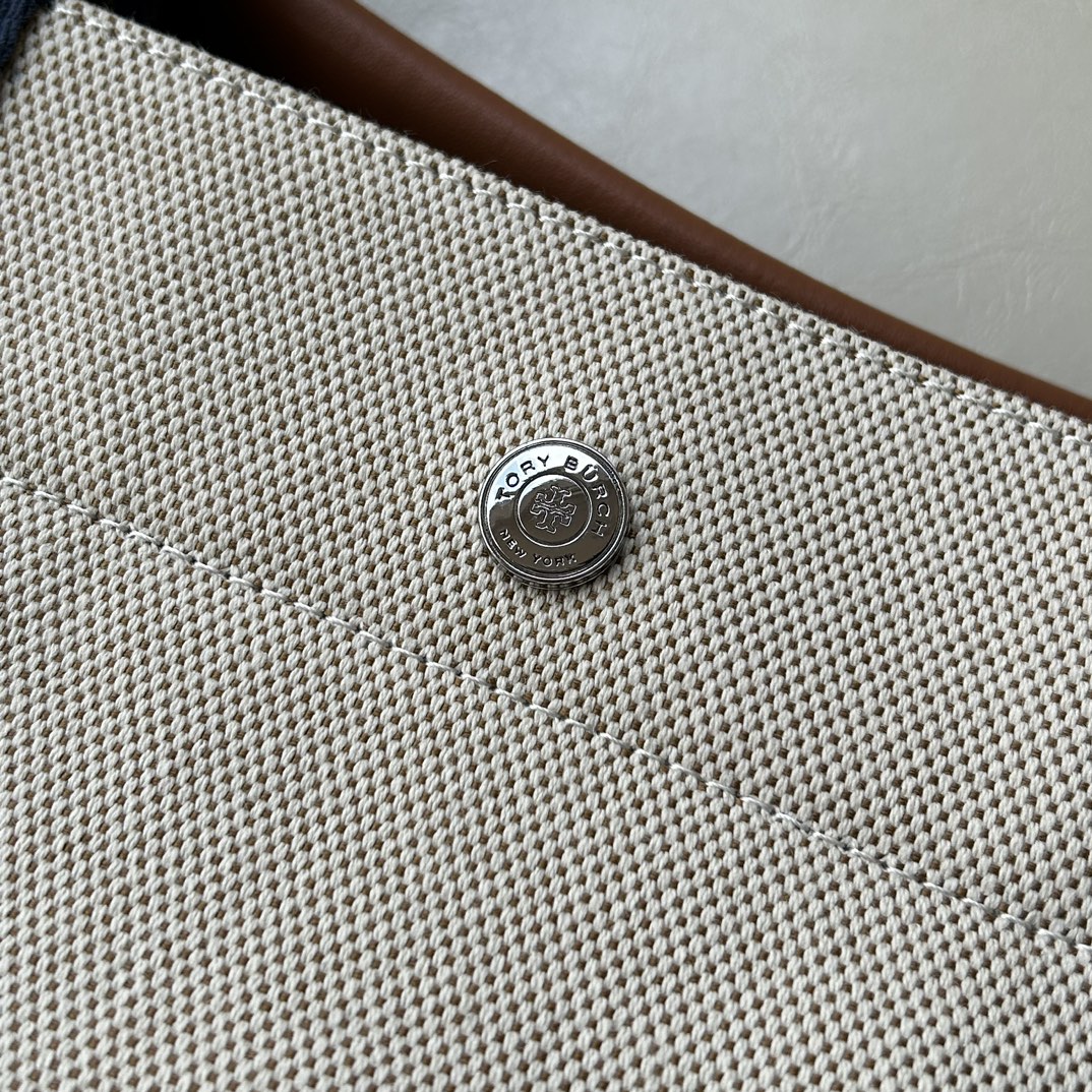 Tory Burch ～TB新款帆布托特包 这是大小号 精选耐用帆布打造 搭配网纹背带和标志性双 T 挂饰