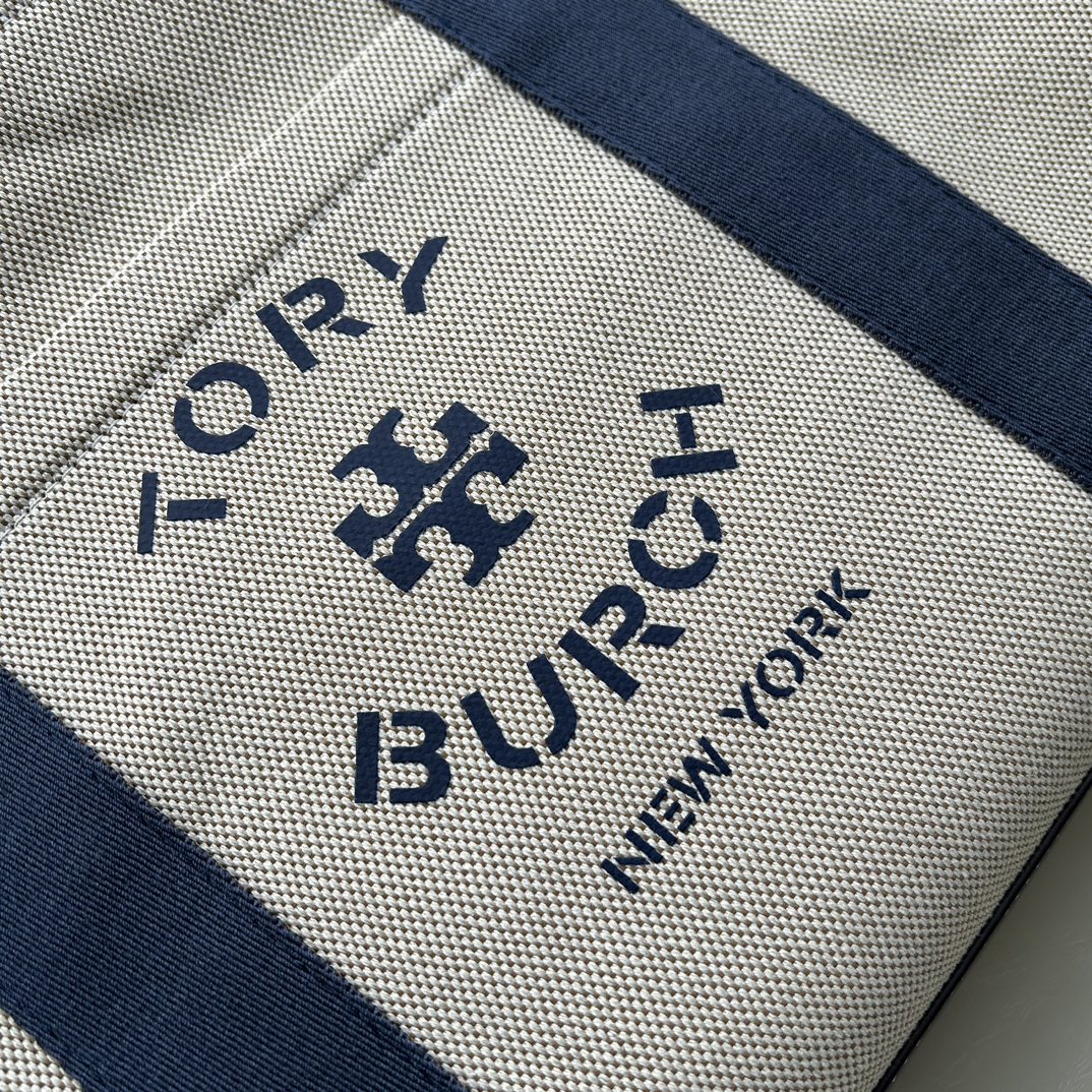 Tory Burch ～TB新款帆布托特包 这是大小号 精选耐用帆布打造 搭配网纹背带和标志性双 T 挂饰