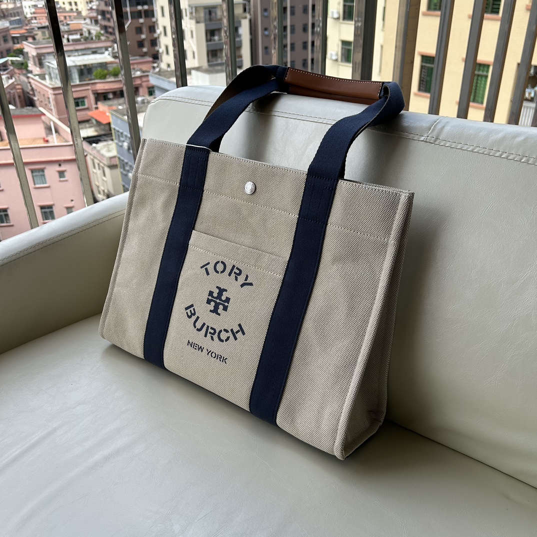 Tory Burch ～TB新款帆布托特包 这是大小号 精选耐用帆布打造 搭配网纹背带和标志性双 T 挂饰